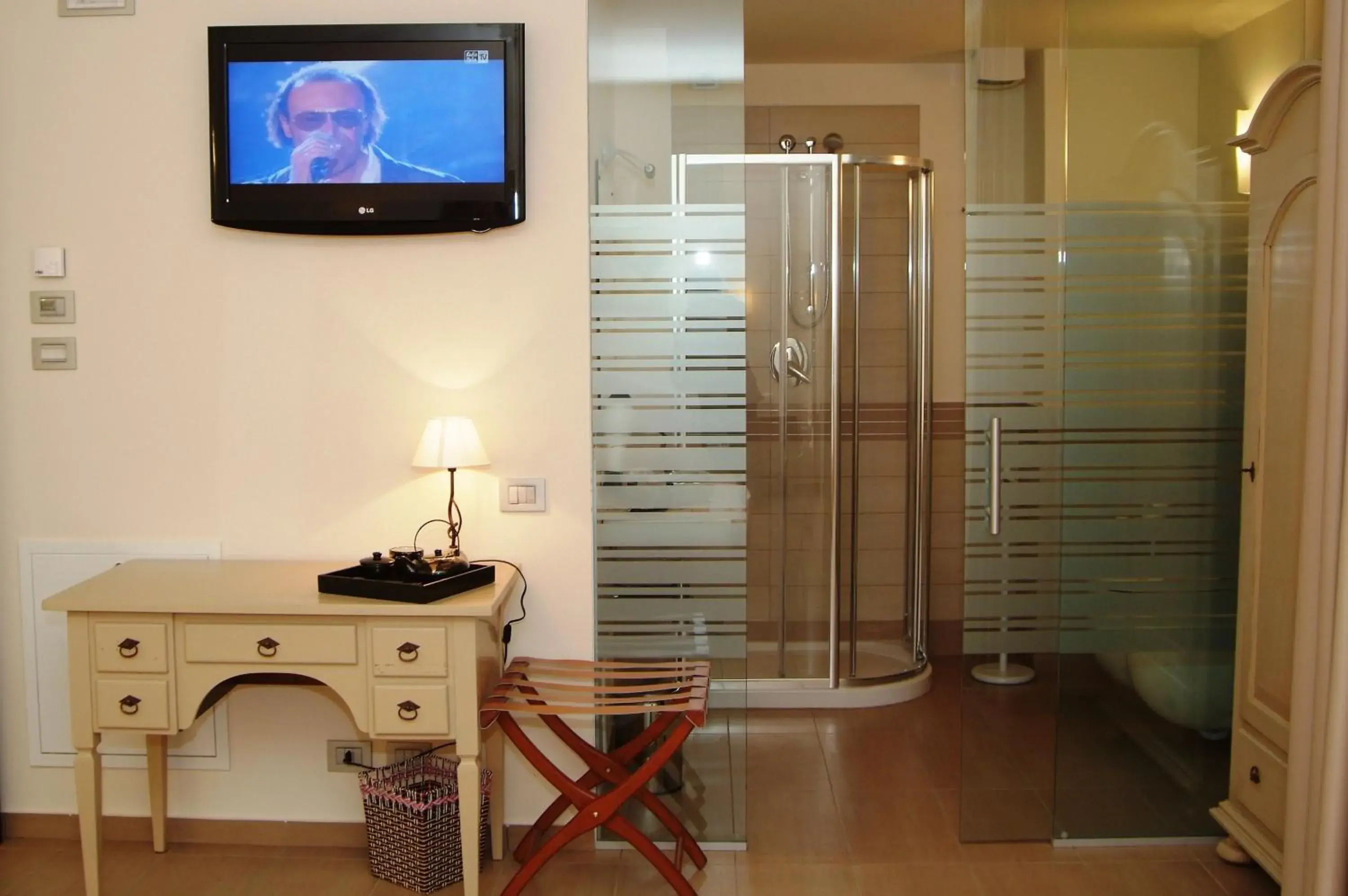 Bathroom, TV/Entertainment Center in Hotel Piccolo Principe