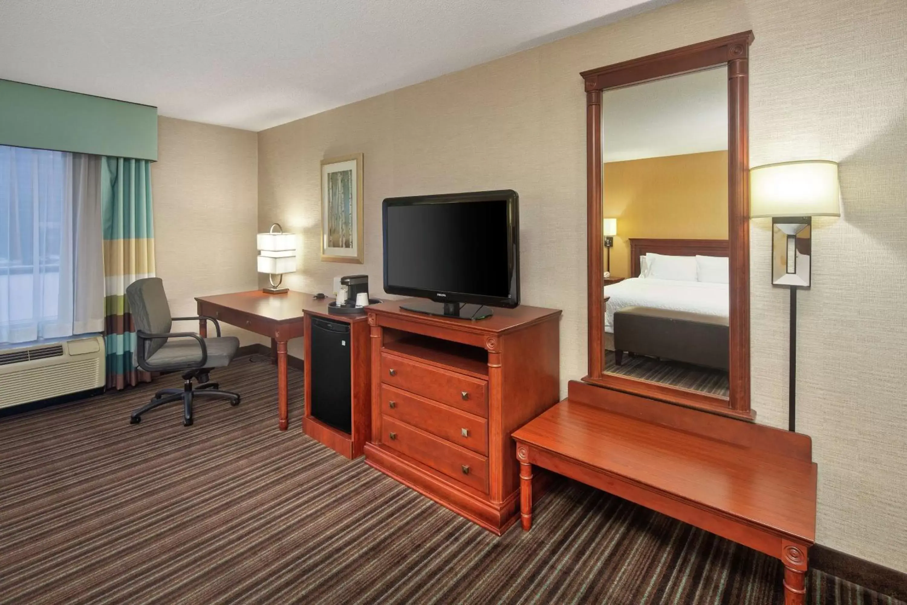 Bedroom, TV/Entertainment Center in Hampton Inn & Suites by Hilton Toronto Airport