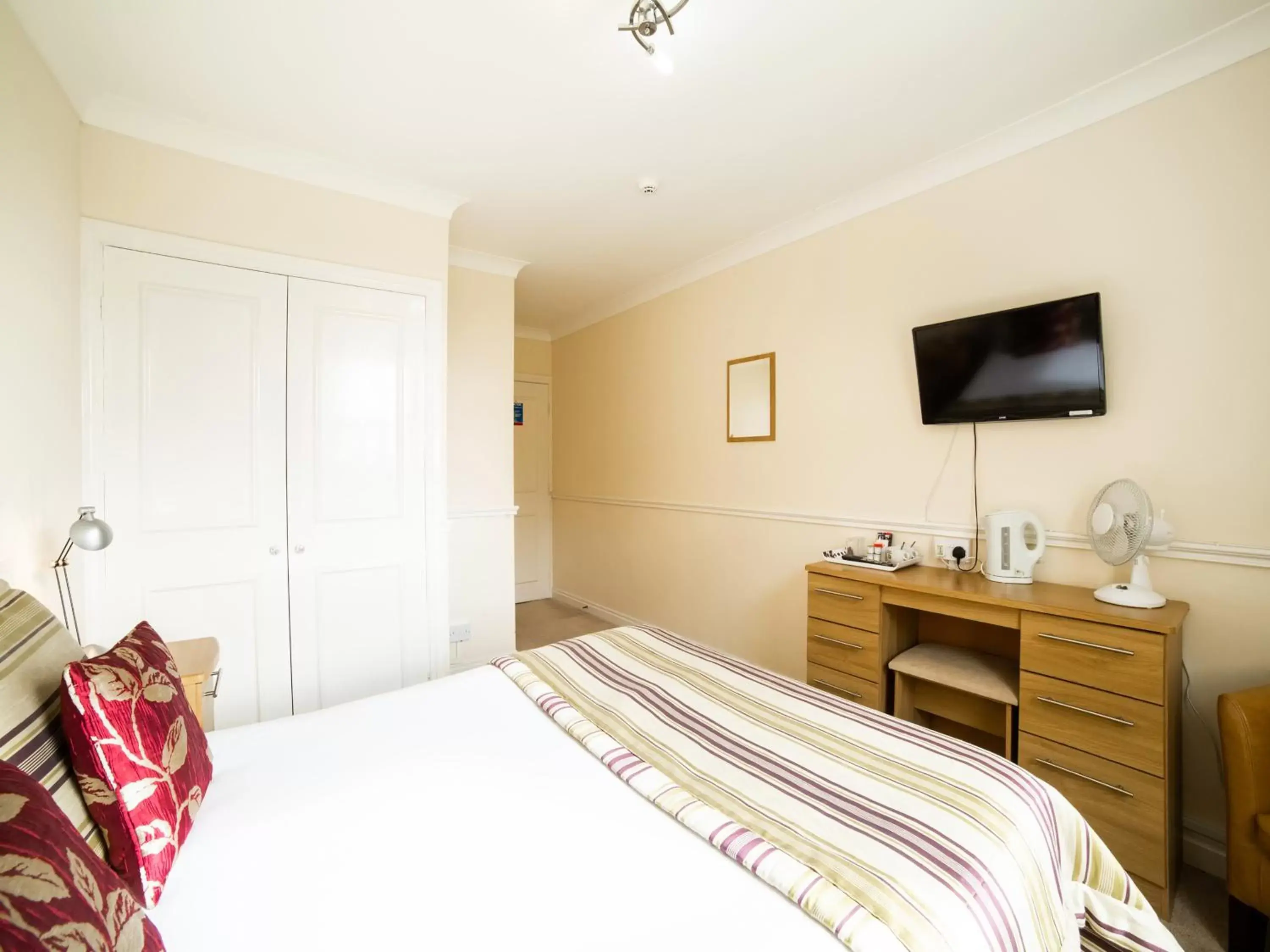 Photo of the whole room, Bed in OYO White Horse Lodge Hotel, East Thirsk