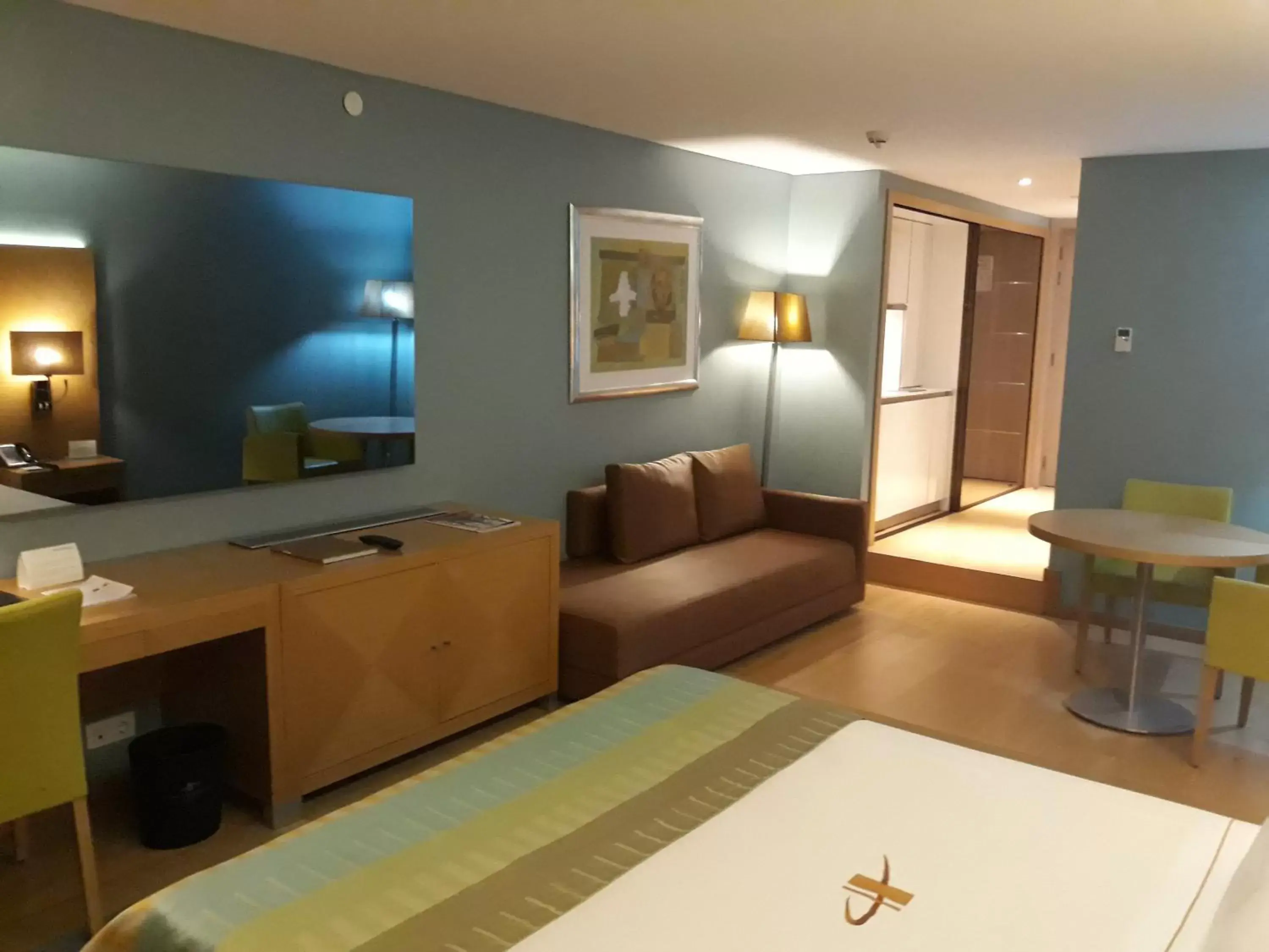 Bed, TV/Entertainment Center in Hotel Presidente Luanda