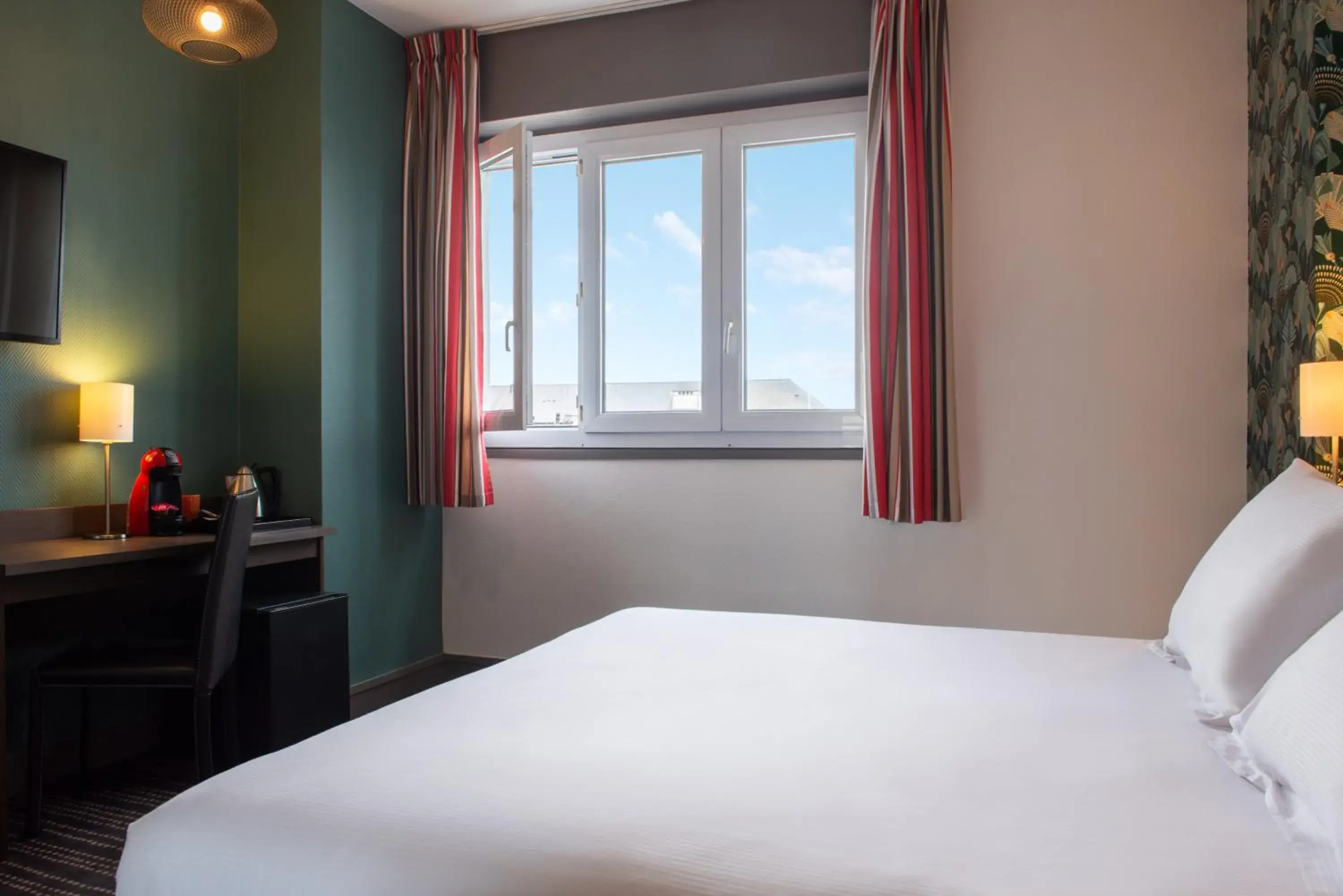 Bed in The Originals City, Hotel de l'Europe, Saint-Nazaire