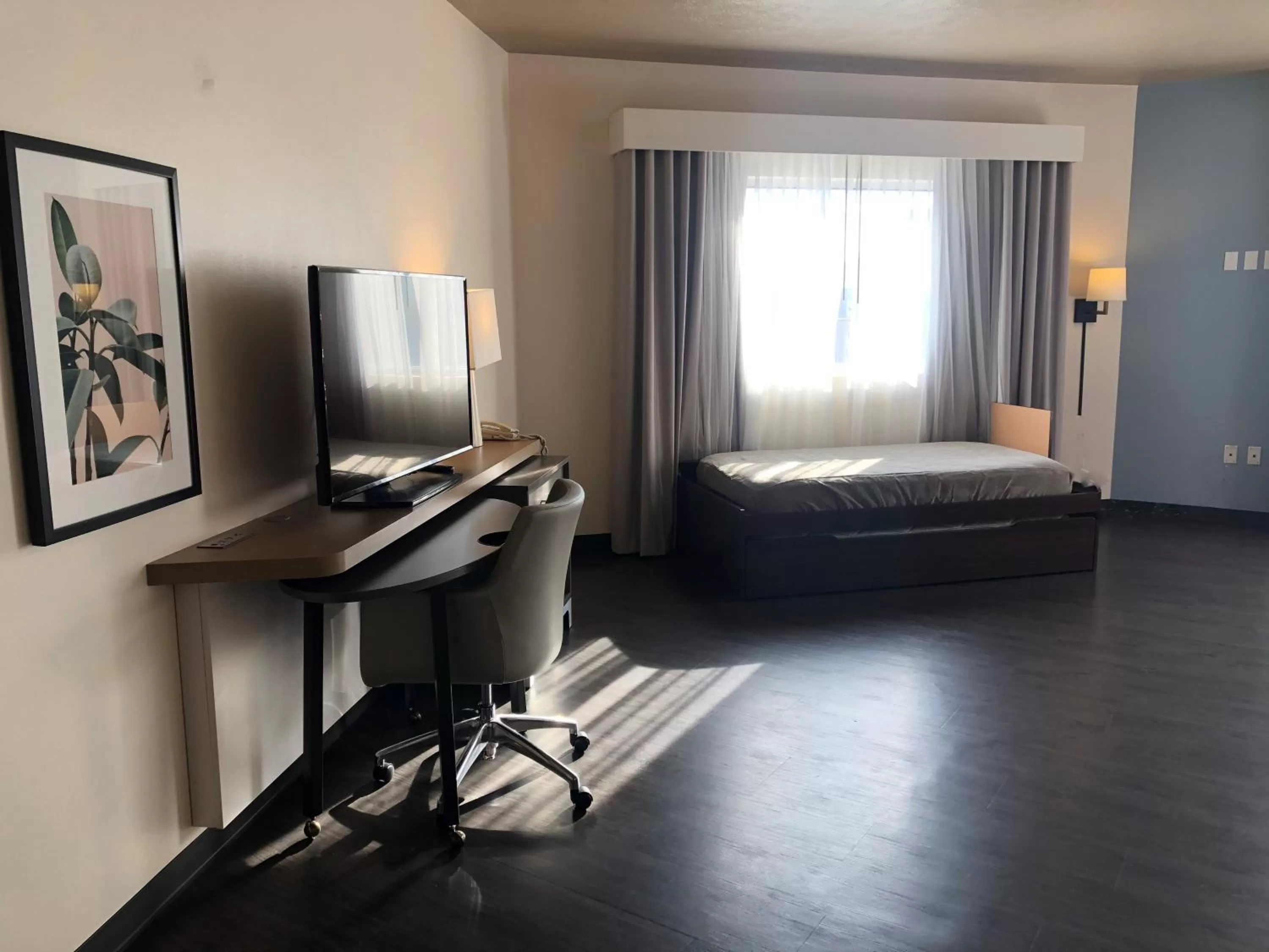 Photo of the whole room, Bed in Holiday Inn Omaha Downtown - Waterpark by IHG