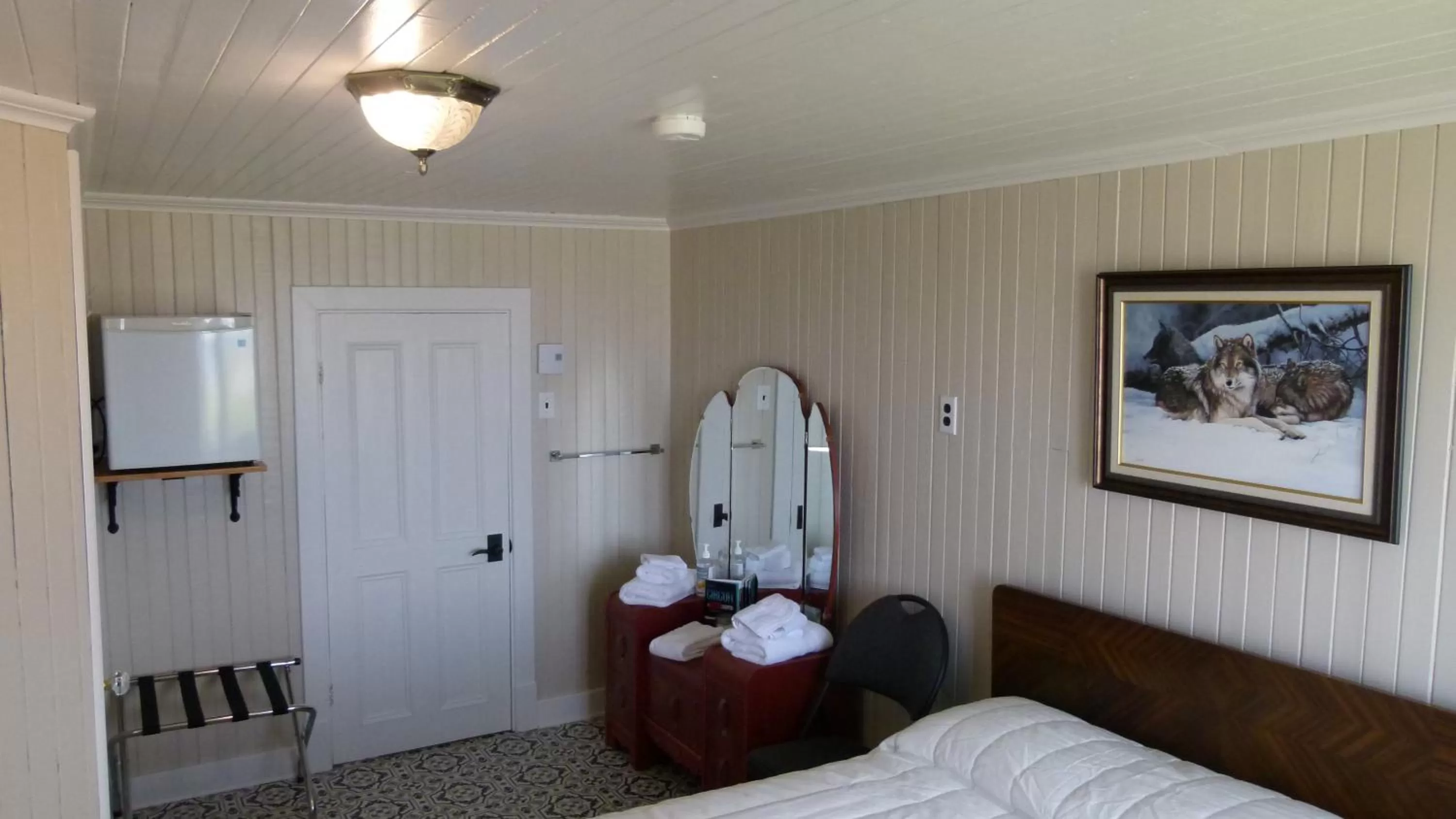 Photo of the whole room, Bed in La Maison entre Mer Montagnes