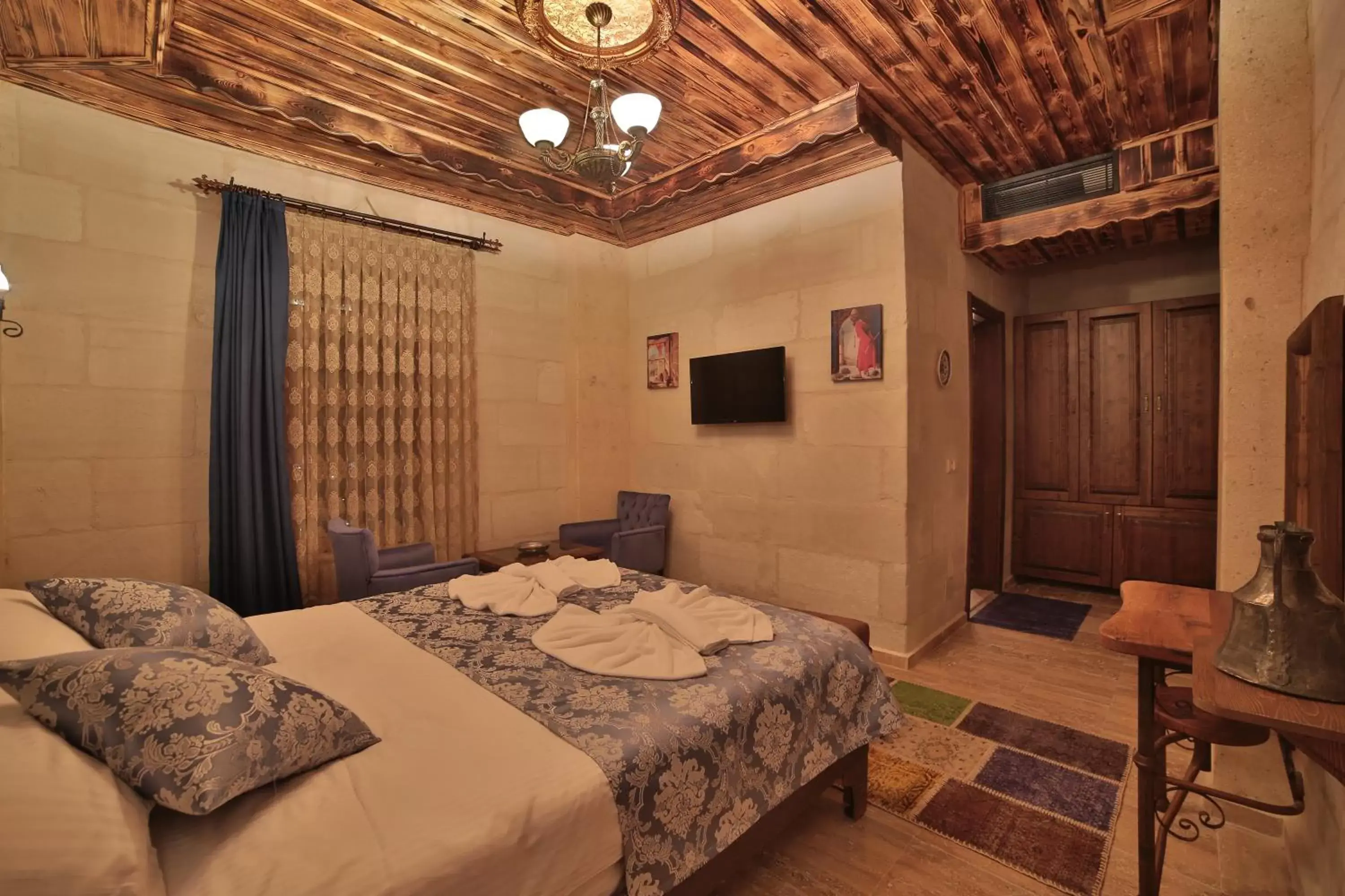 Bed in Caravanserai Inn Hotel