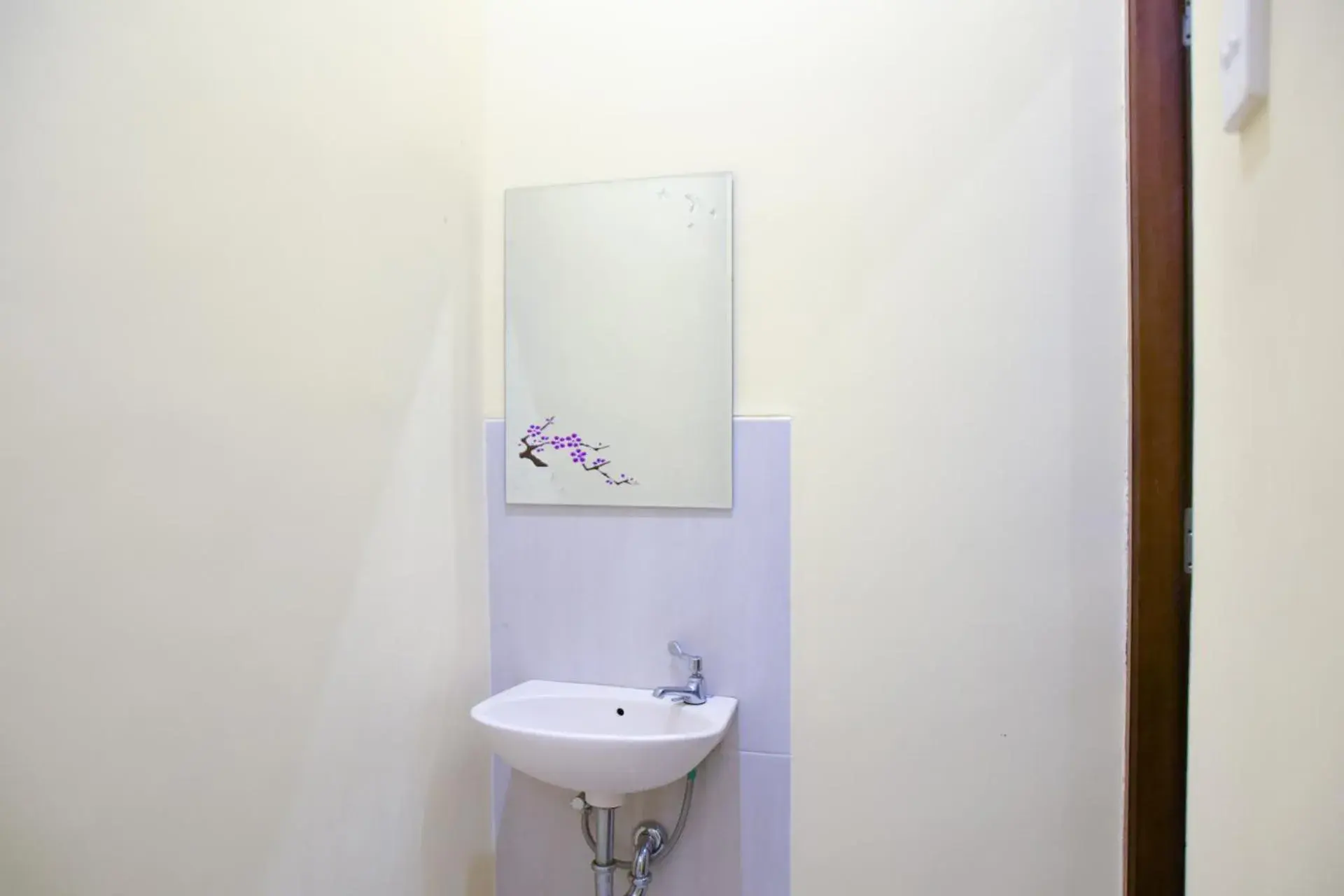 Bathroom in RedDoorz Syariah near Jogja City Mall 2