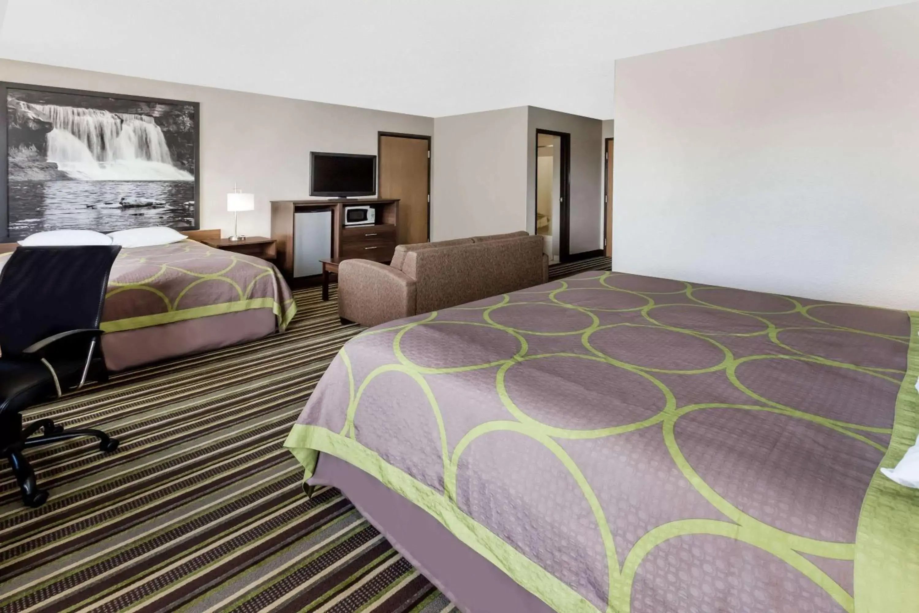 Photo of the whole room, Bed in Super 8 by Wyndham Plymouth