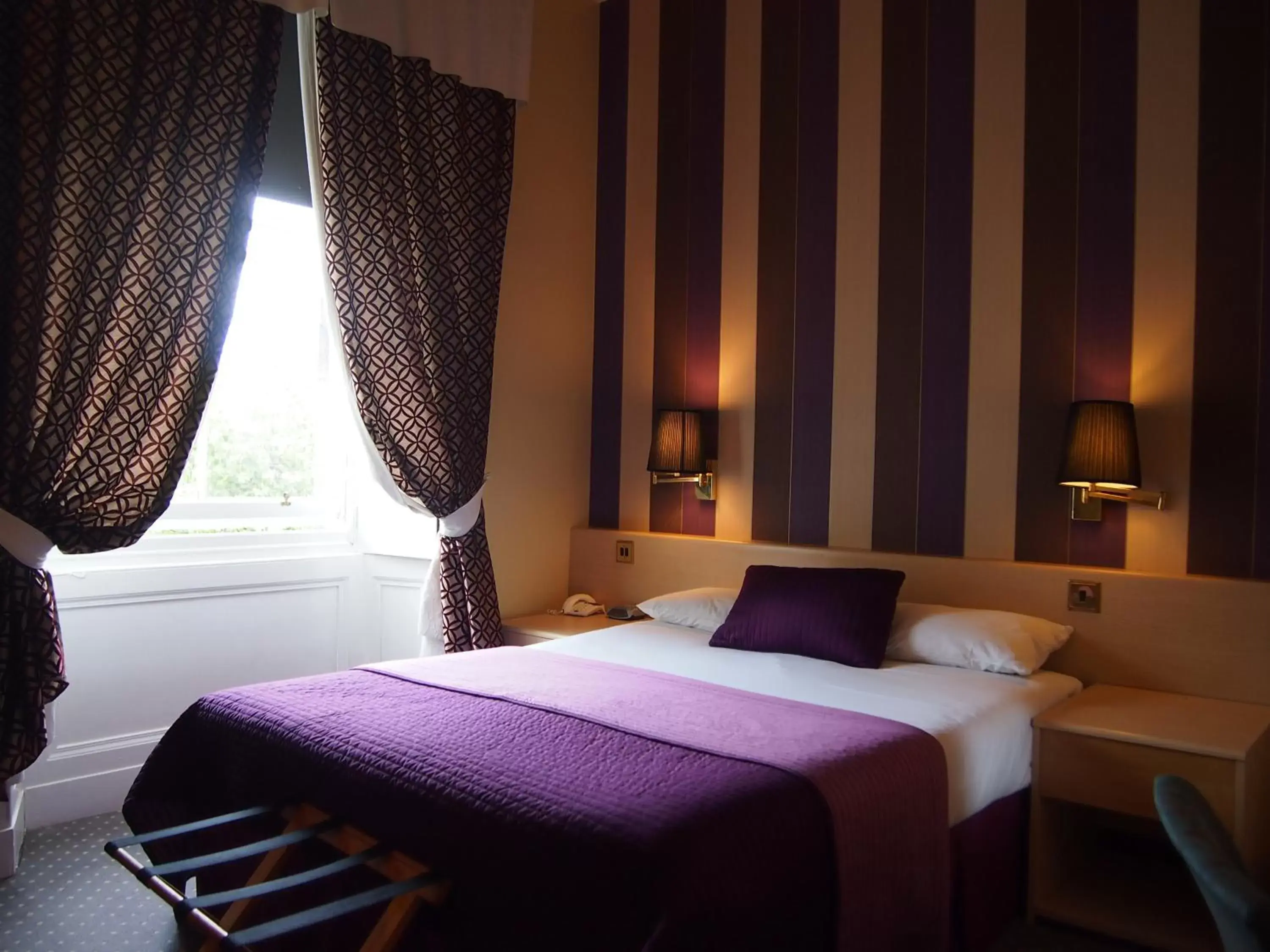 Bed in Thistle Hotel