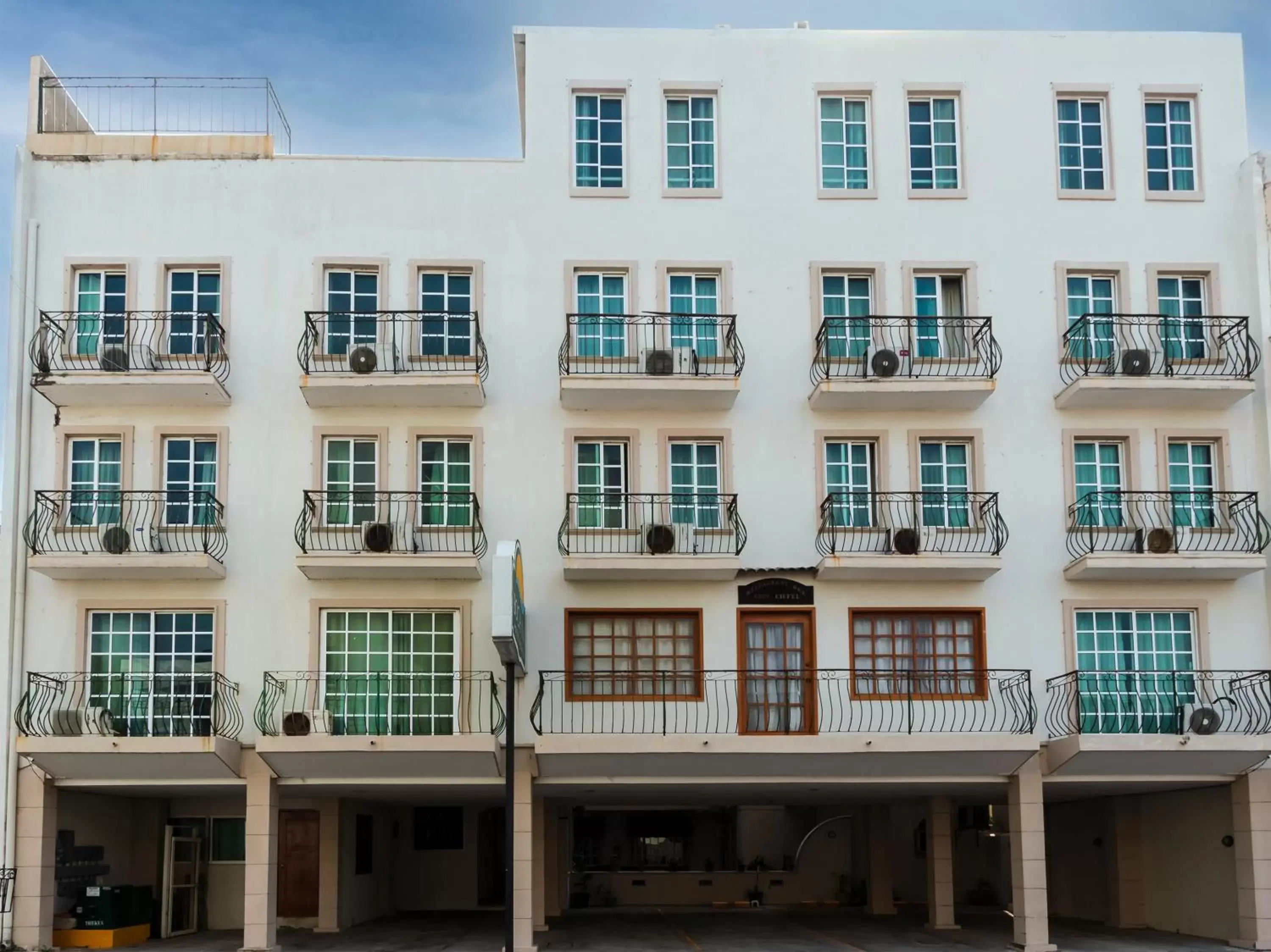 Facade/entrance, Property Building in Boca Inn Hotel & Suites