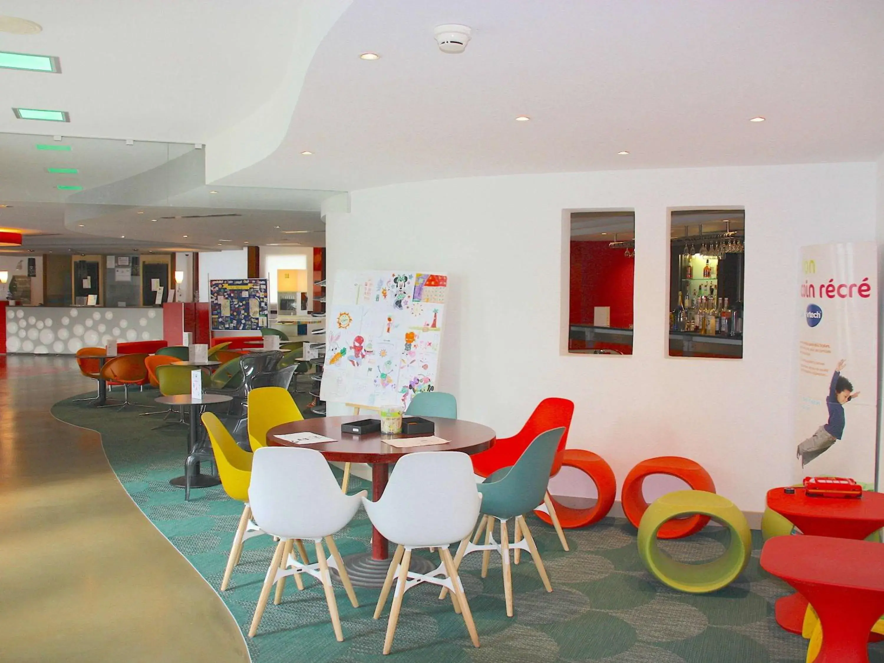 Lounge or bar in ibis Styles Lyon Sud Vienne Lounge or bar in ibis Styles Lyon Sud Vienne