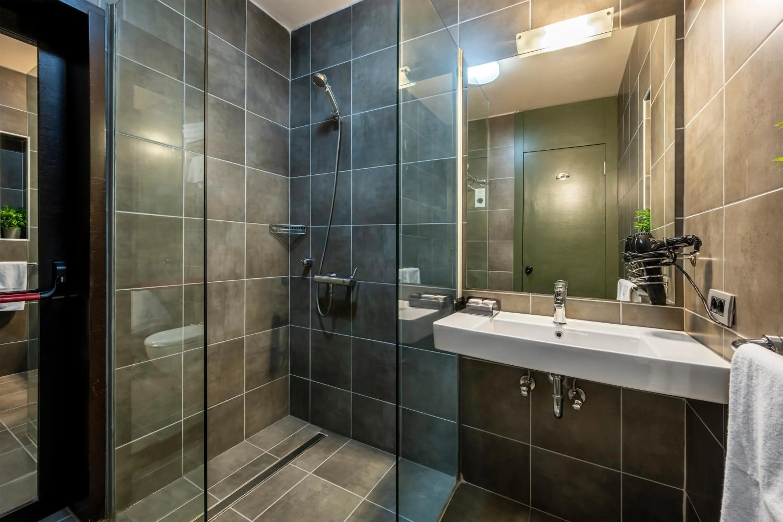 Shower in Ansen Hotel and Suites