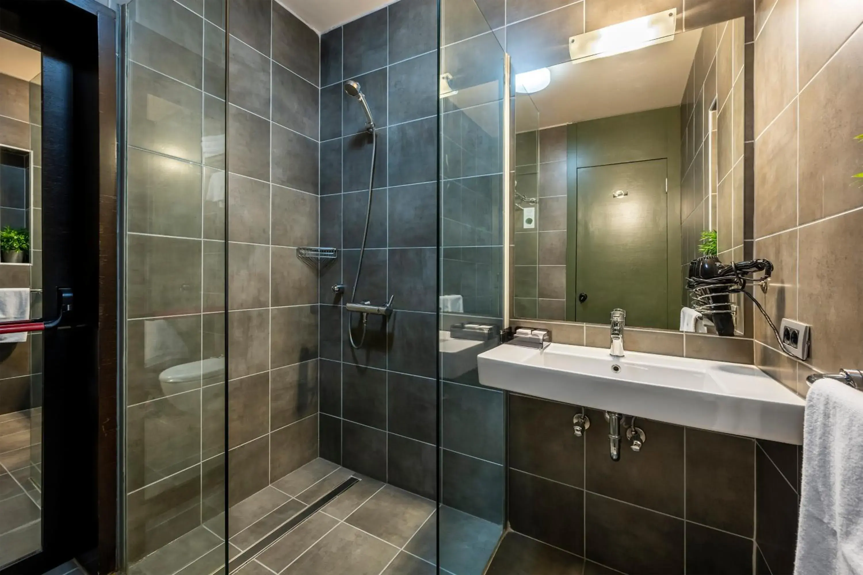 Shower, Bathroom in Ansen Hotel and Suites