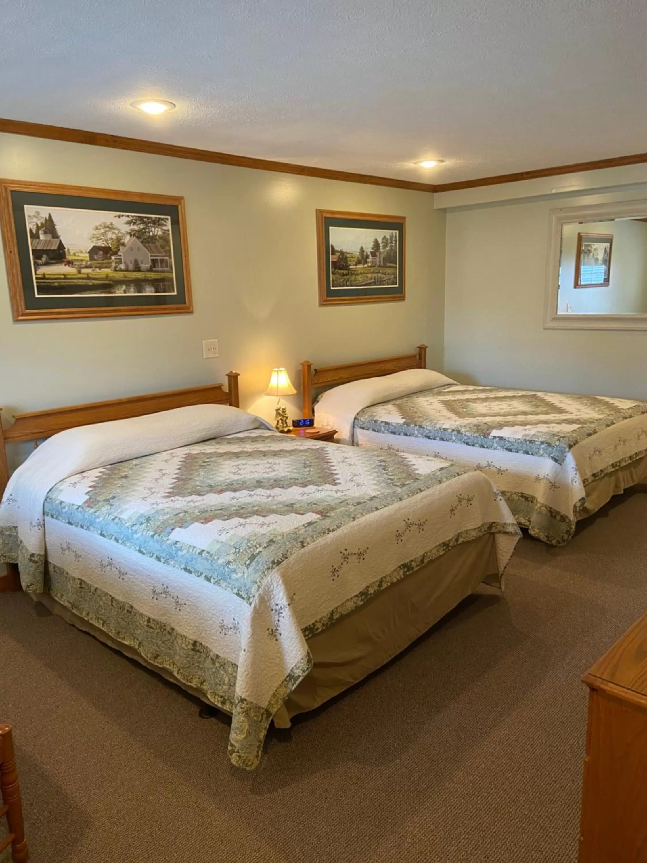 Photo of the whole room, Bed in The Garrett Inn