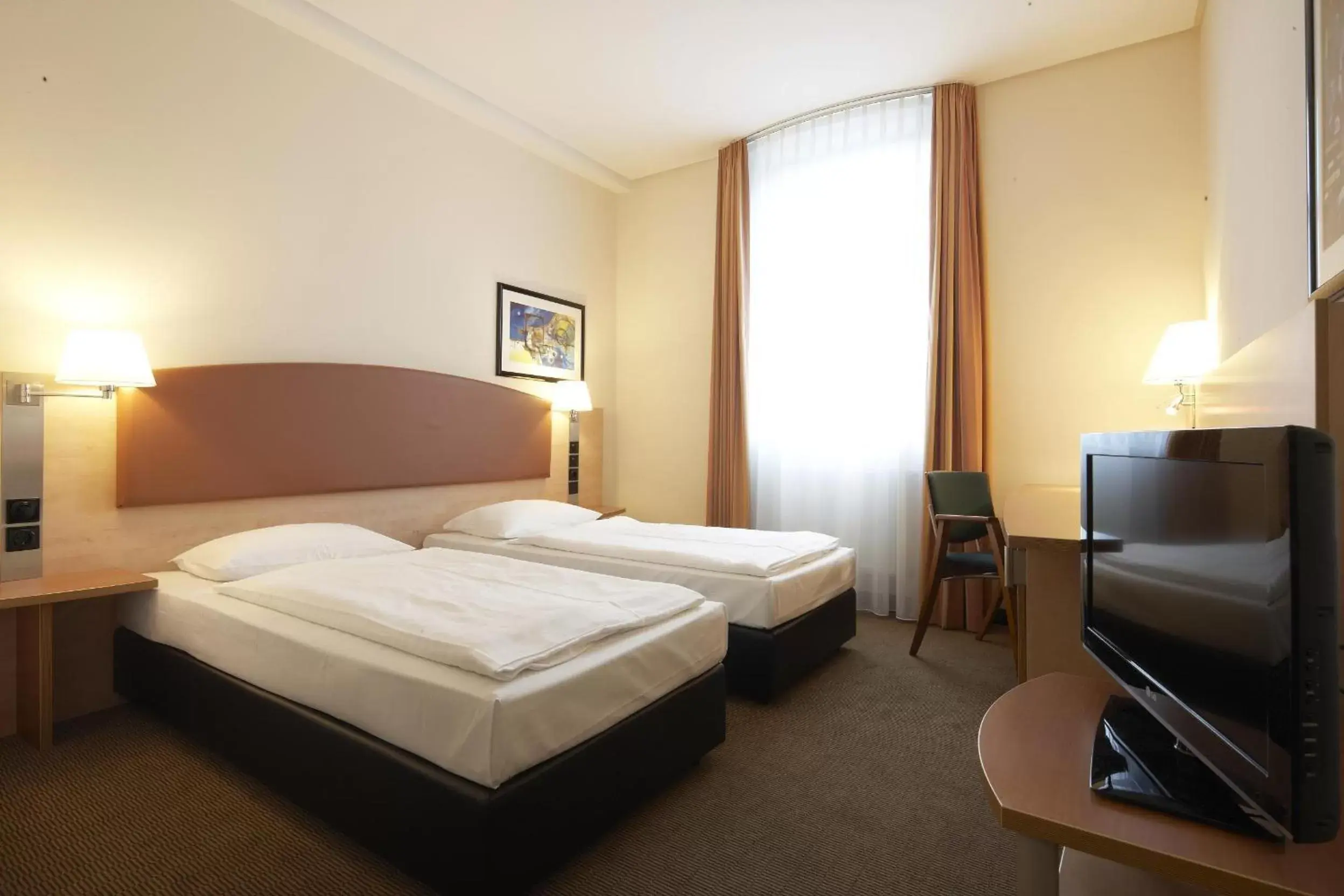Photo of the whole room, Bed in IntercityHotel Berlin Ostbahnhof