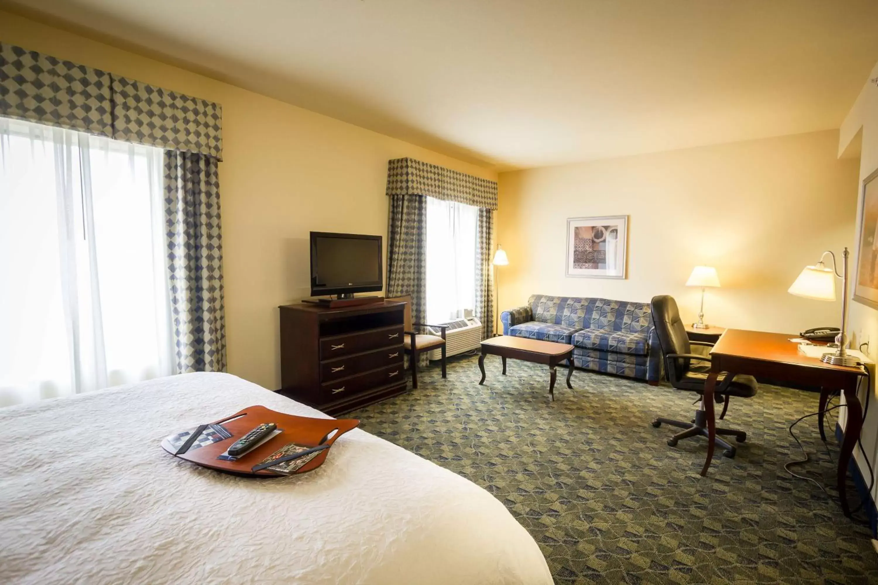 Bedroom, TV/Entertainment Center in Hampton Inn & Suites Natchez