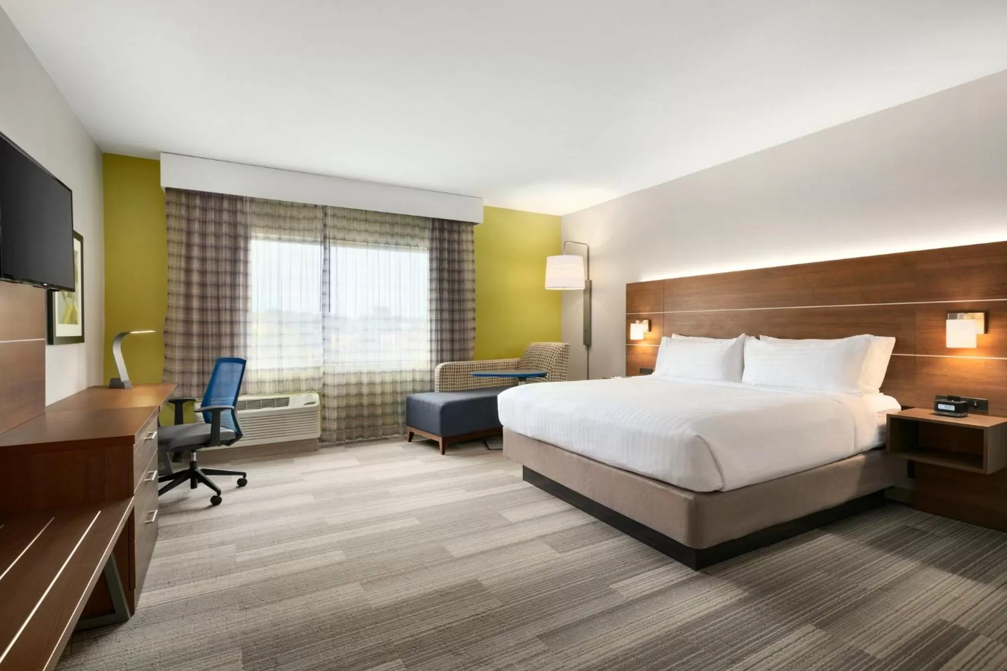 Photo of the whole room, Bed in Holiday Inn Express & Suites Salisbury by IHG