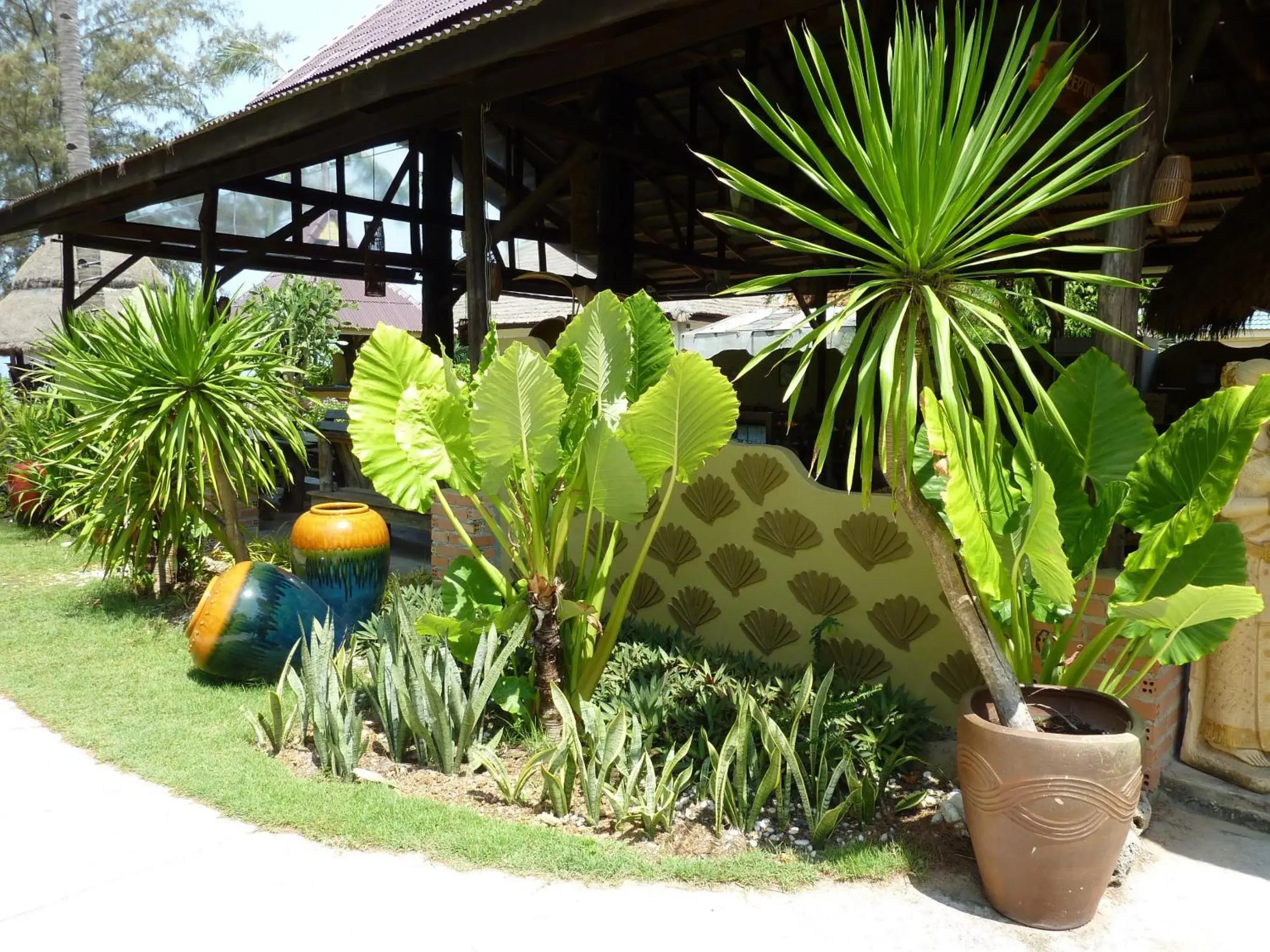 Garden in Lanta Castaway Beach Resort