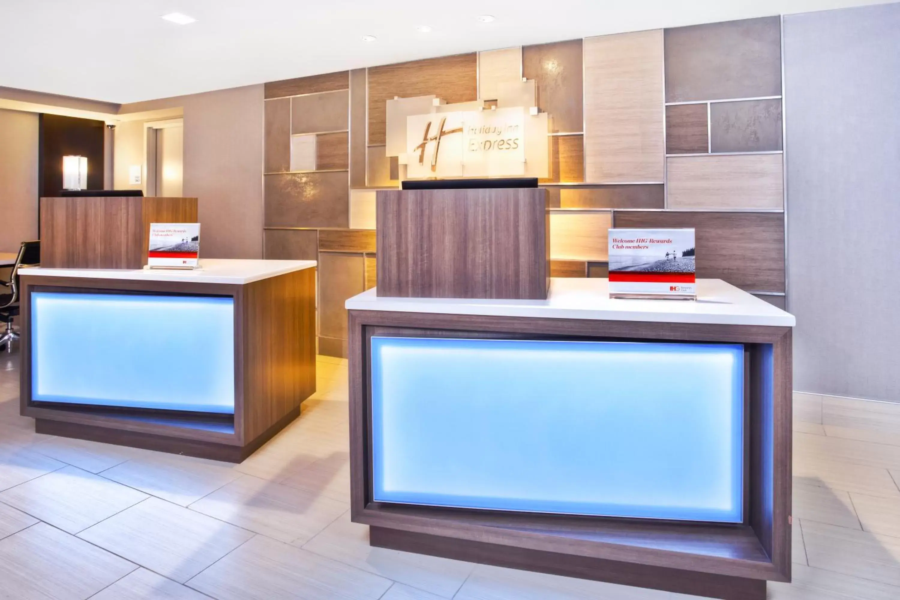 Property building, Lobby/Reception in Holiday Inn Express Boston-Waltham, an IHG Hotel