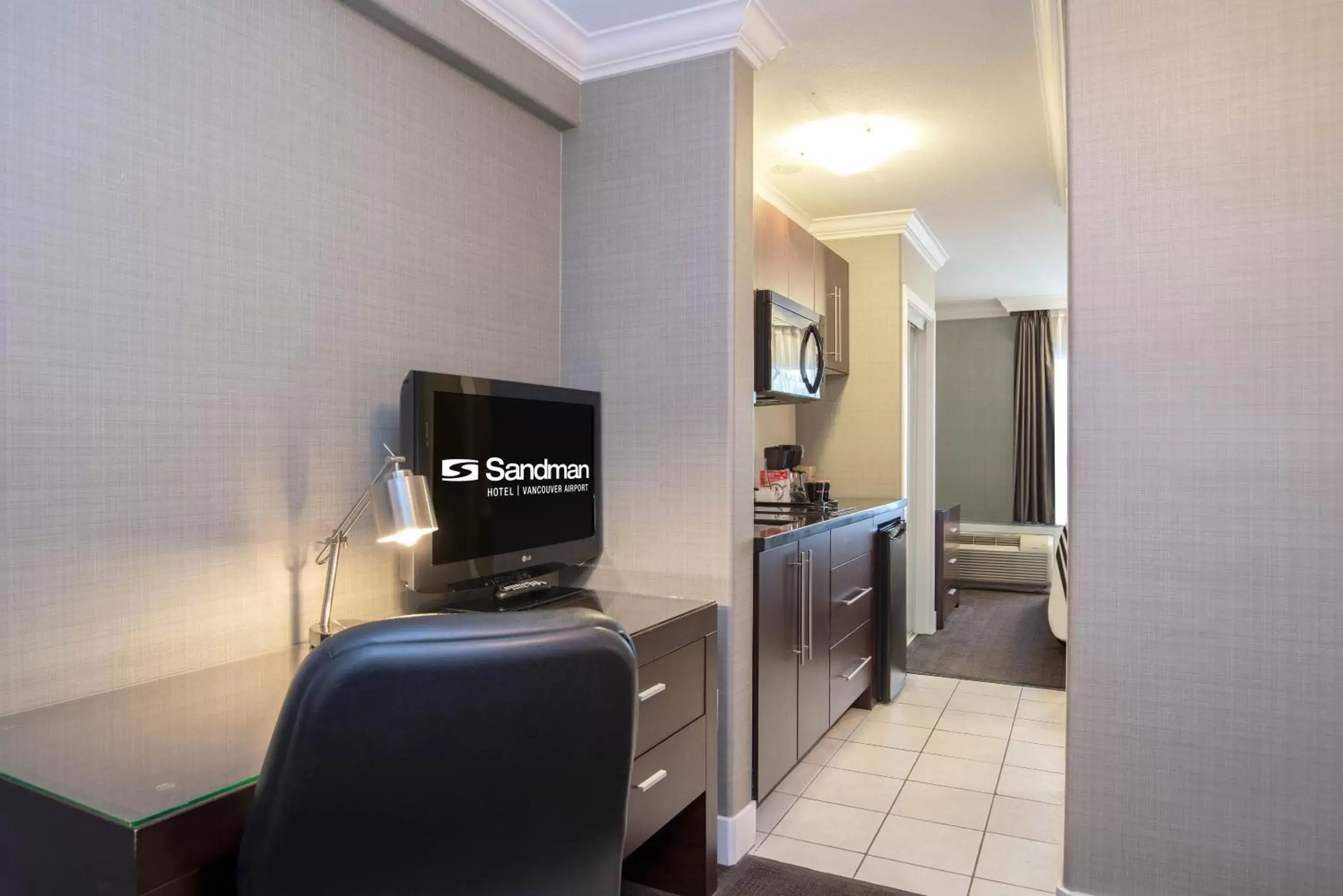 Photo of the whole room, TV/Entertainment Center in Sandman Hotel Vancouver Airport