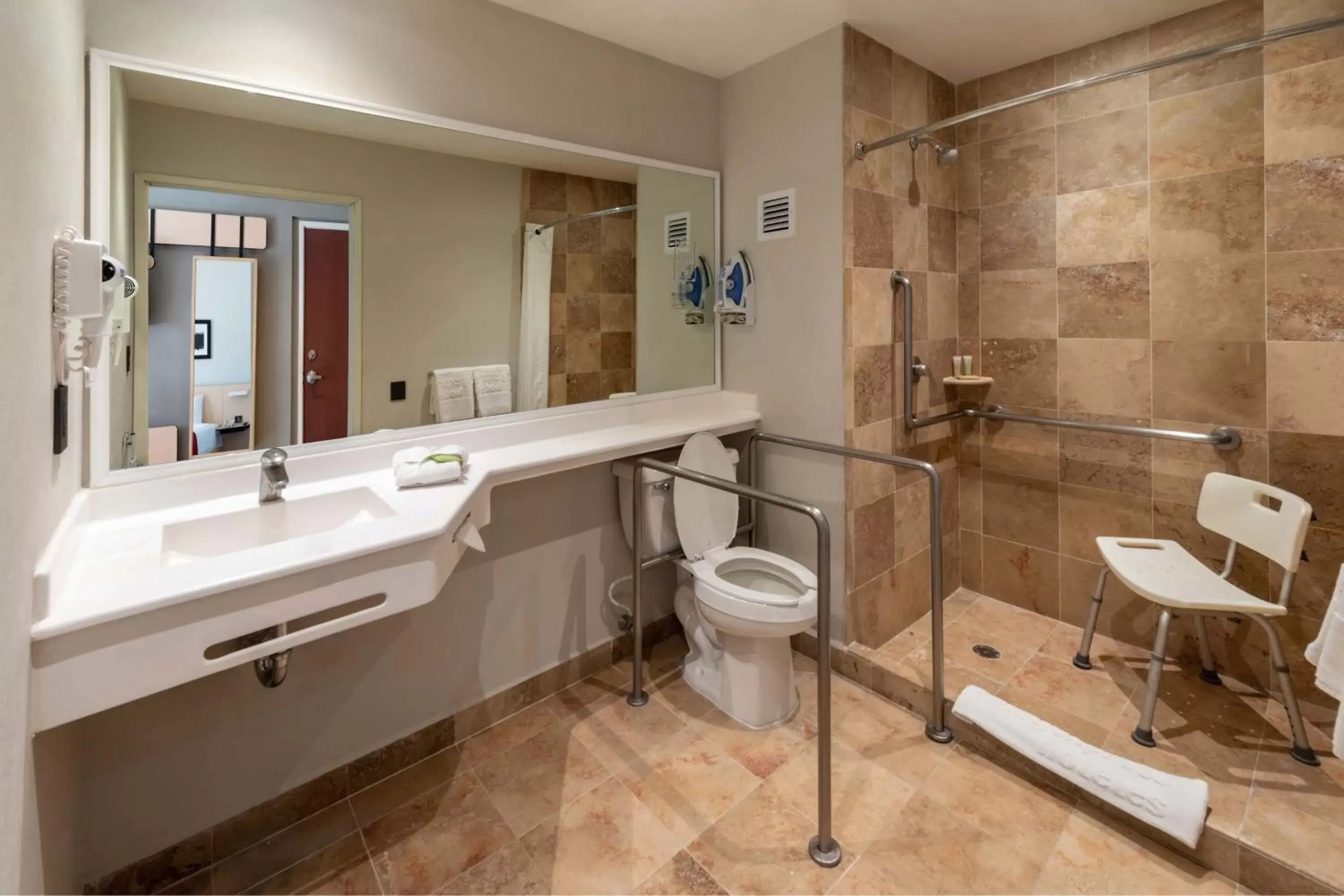 Photo of the whole room, Bathroom in City Express by Marriott Chihuahua