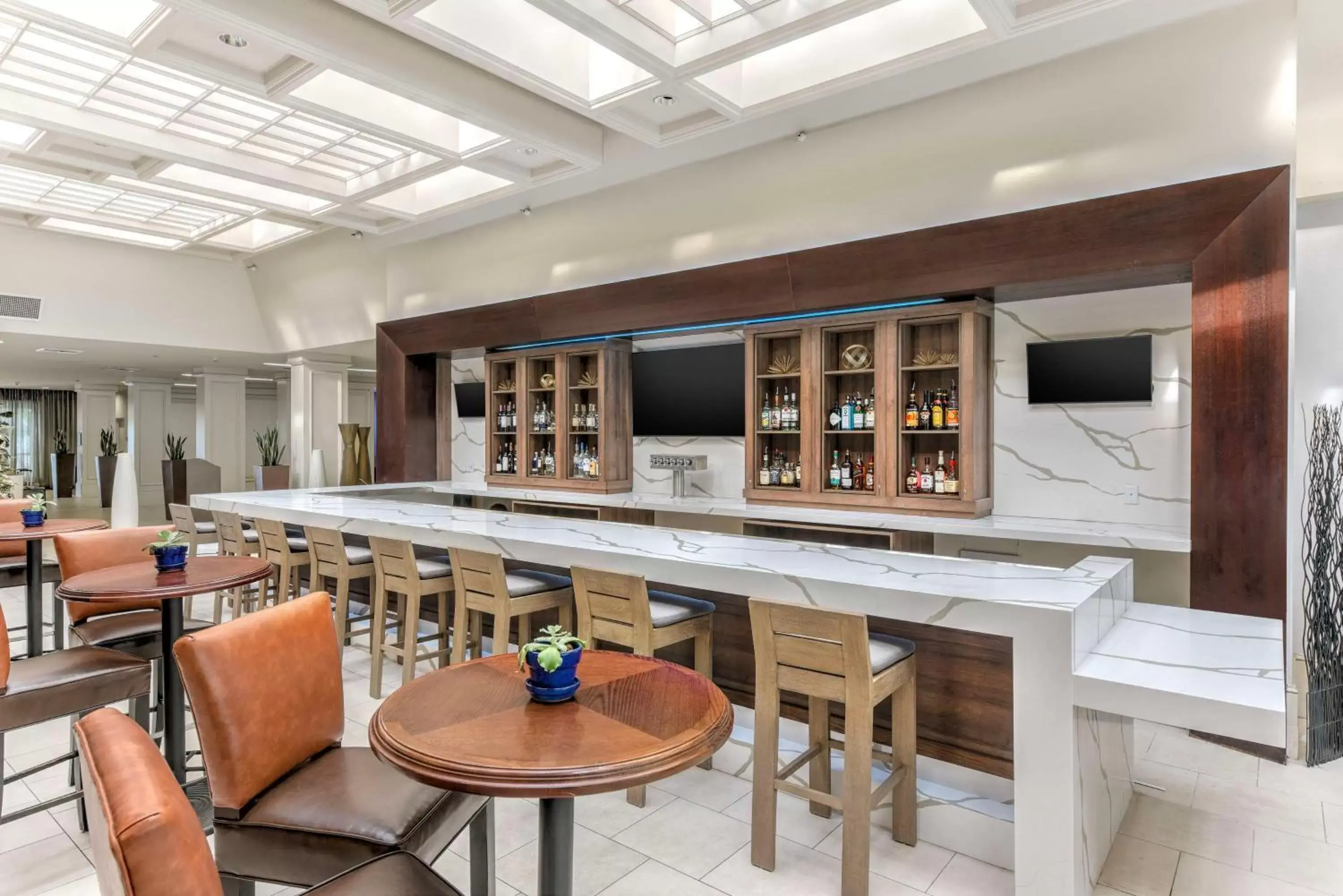 Lounge or bar, Lounge/Bar in Hilton Irvine/Orange County Airport