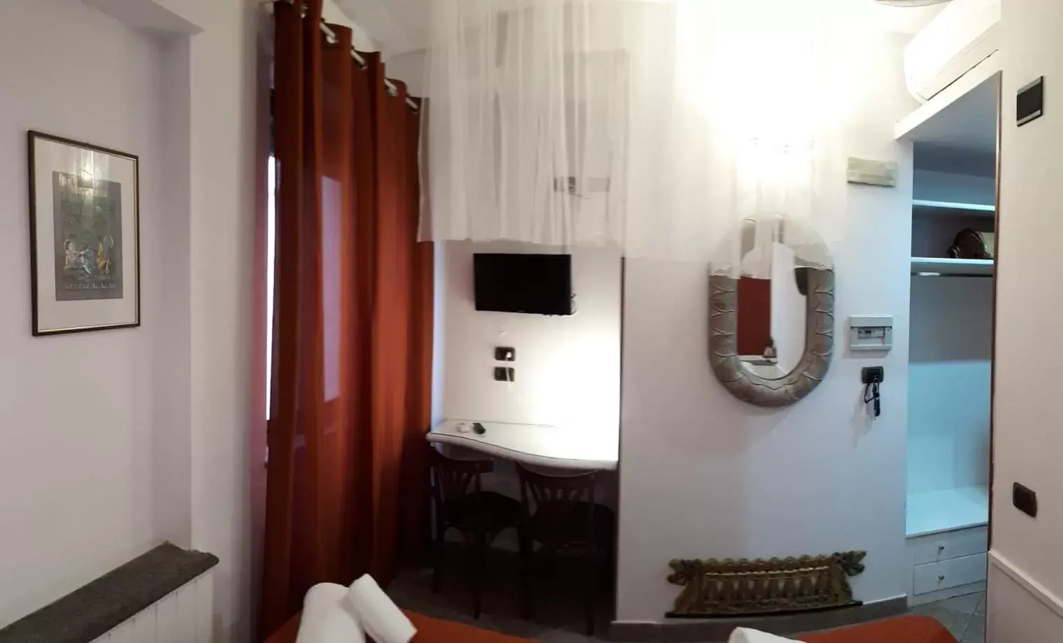 Photo of the whole room, TV/Entertainment Center in Hotel Europeo Napoli