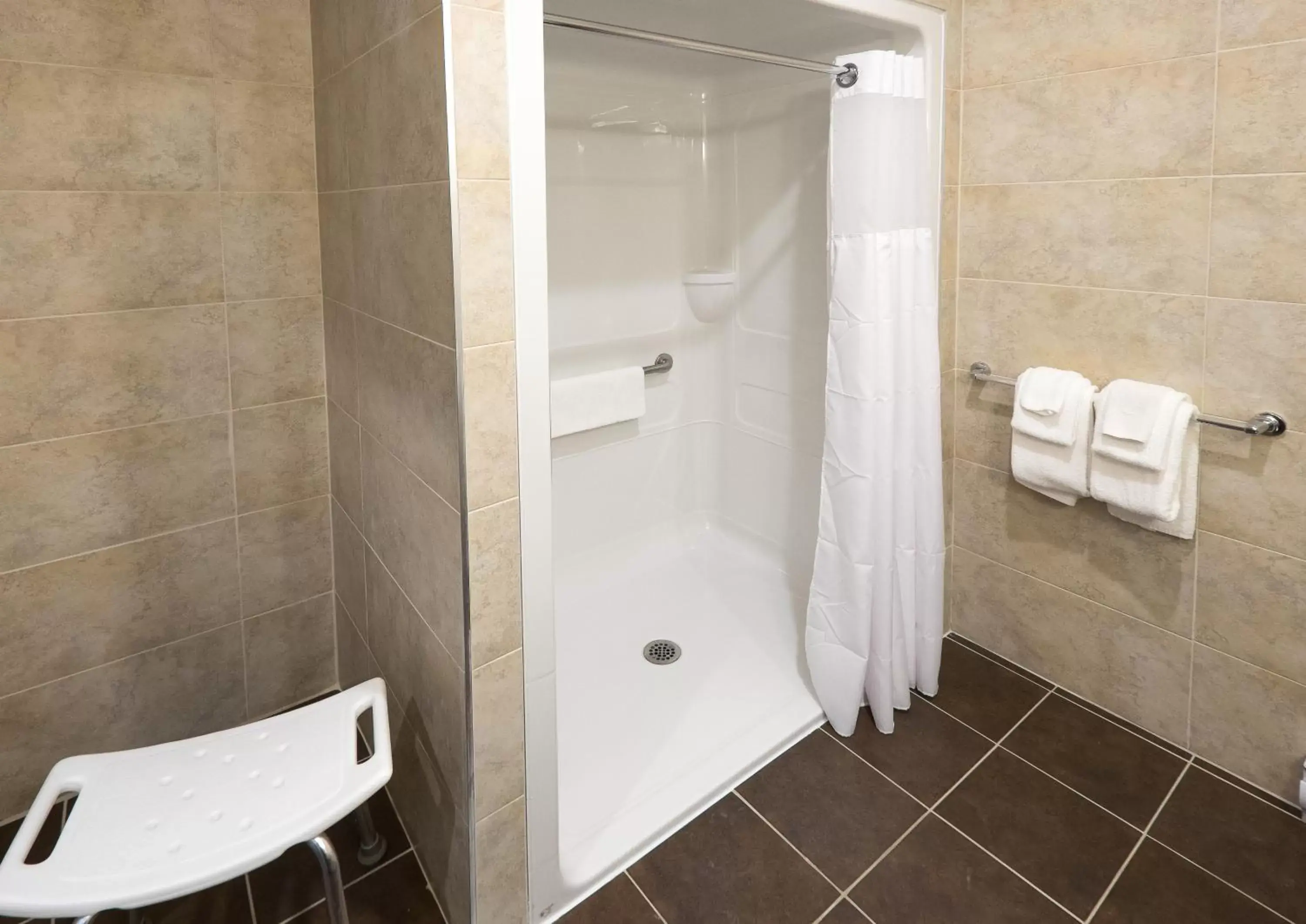 Bathroom in Hôtel Le Petit Manoir du Casino