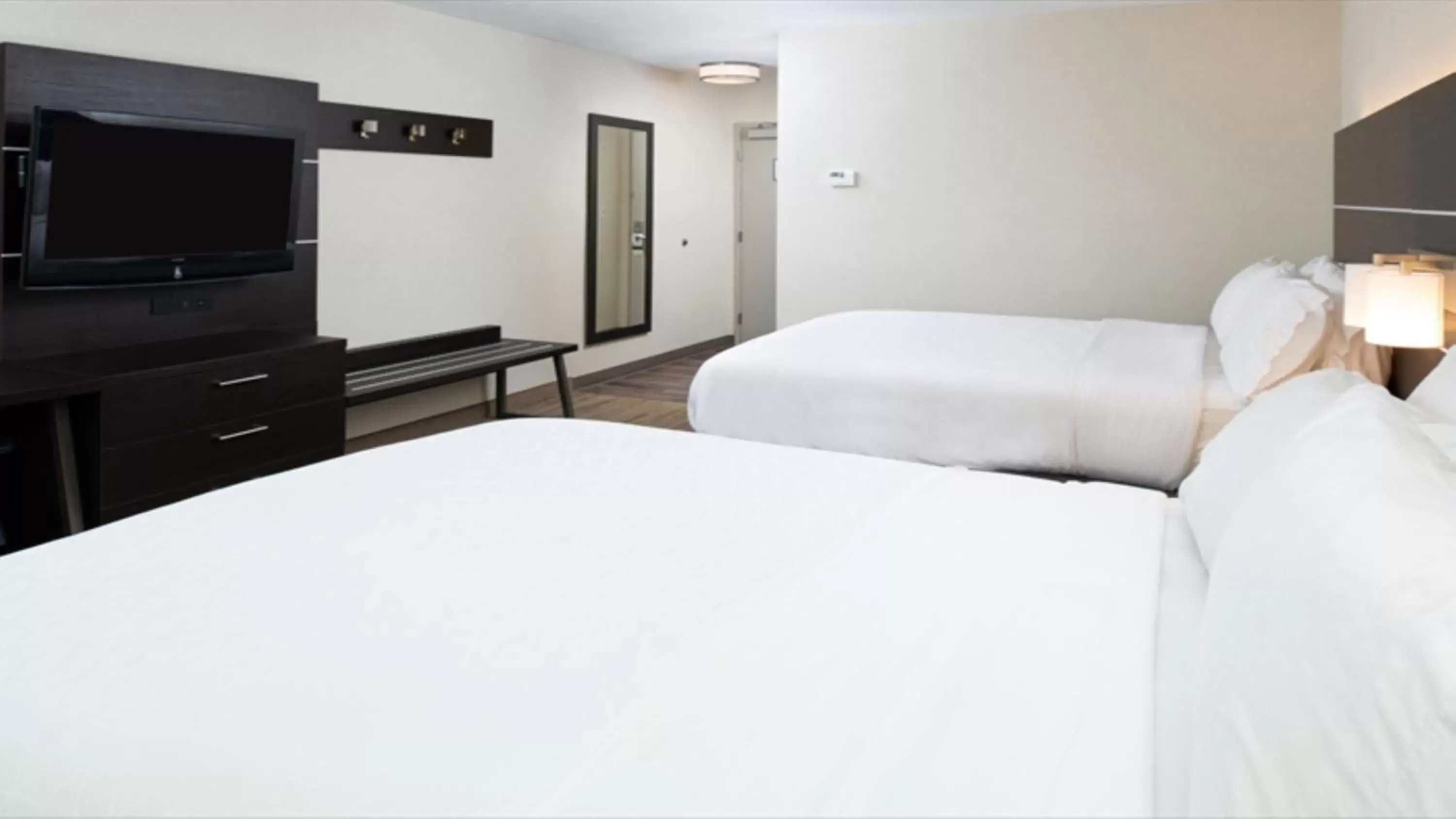 Photo of the whole room, Bed in Holiday Inn Express Cincinnati West, an IHG Hotel
