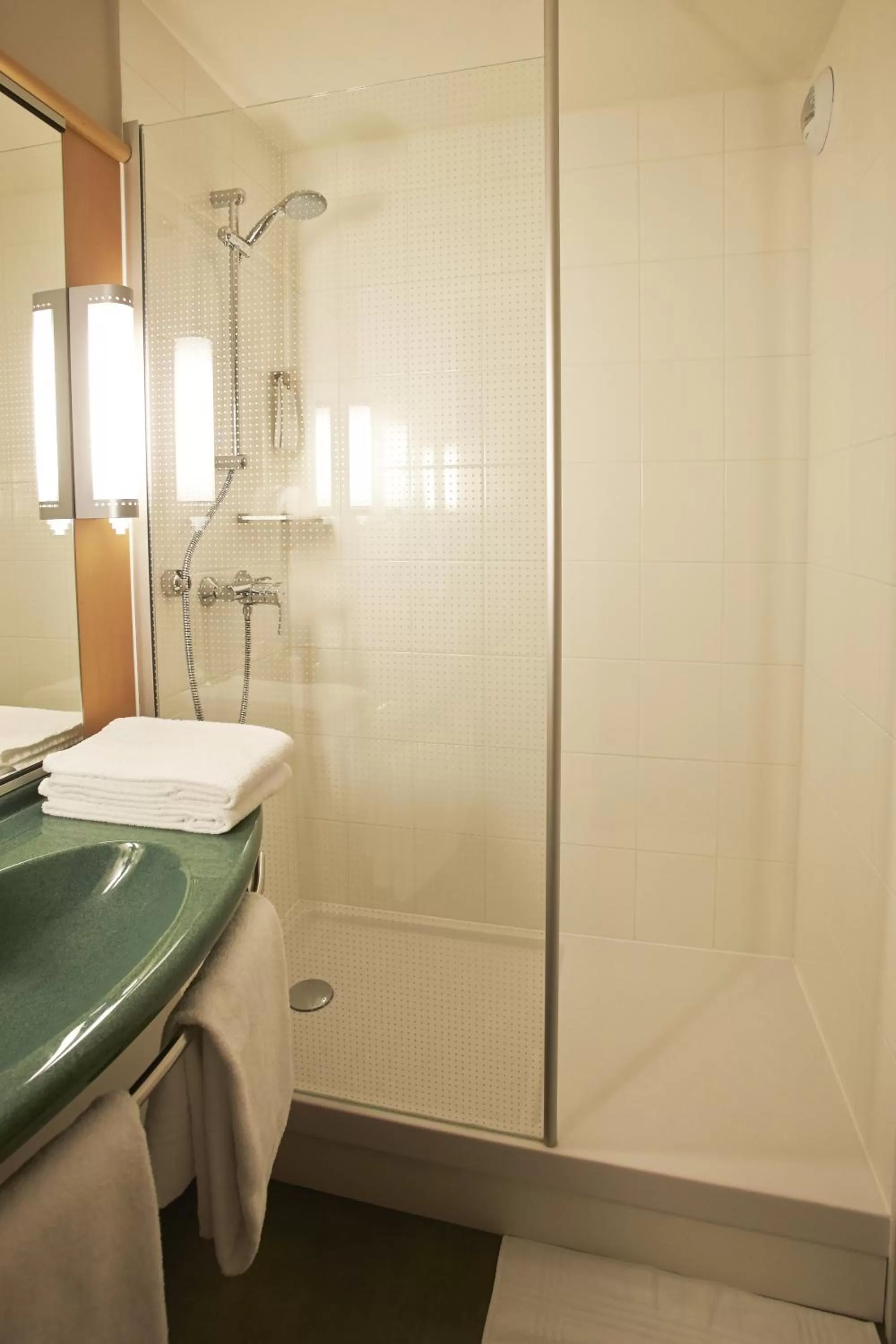 Bathroom in Ibis Auray