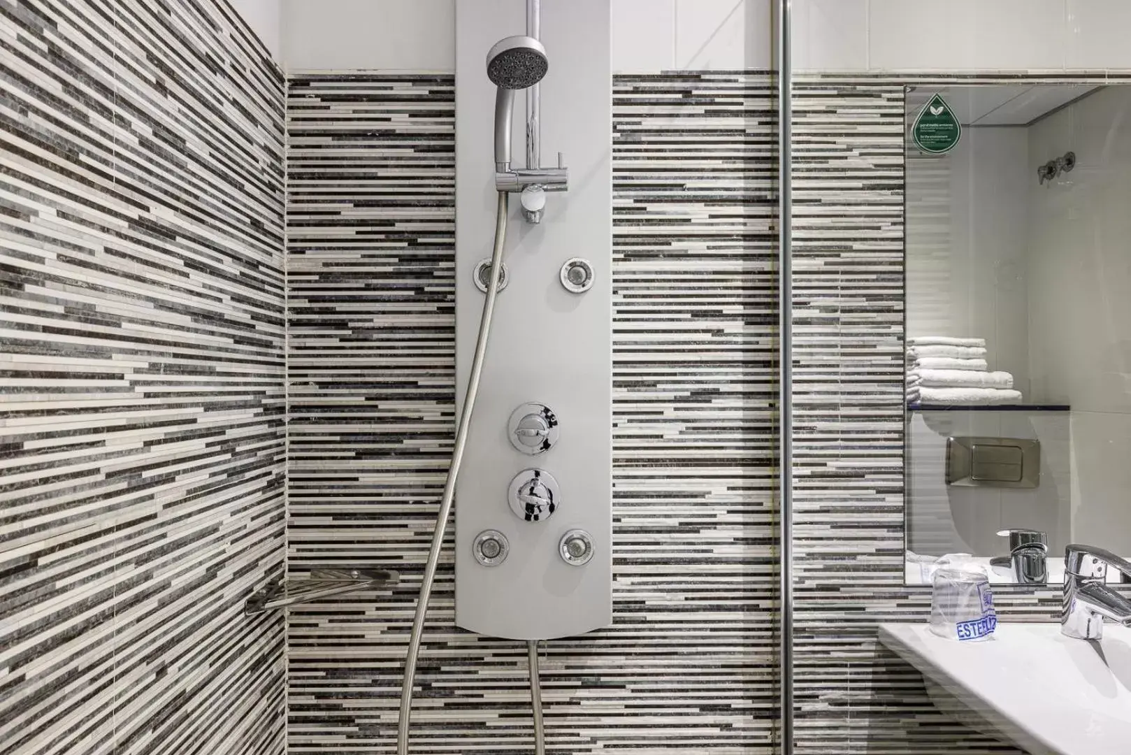 Shower, Bathroom in Hotel Ronda Lesseps