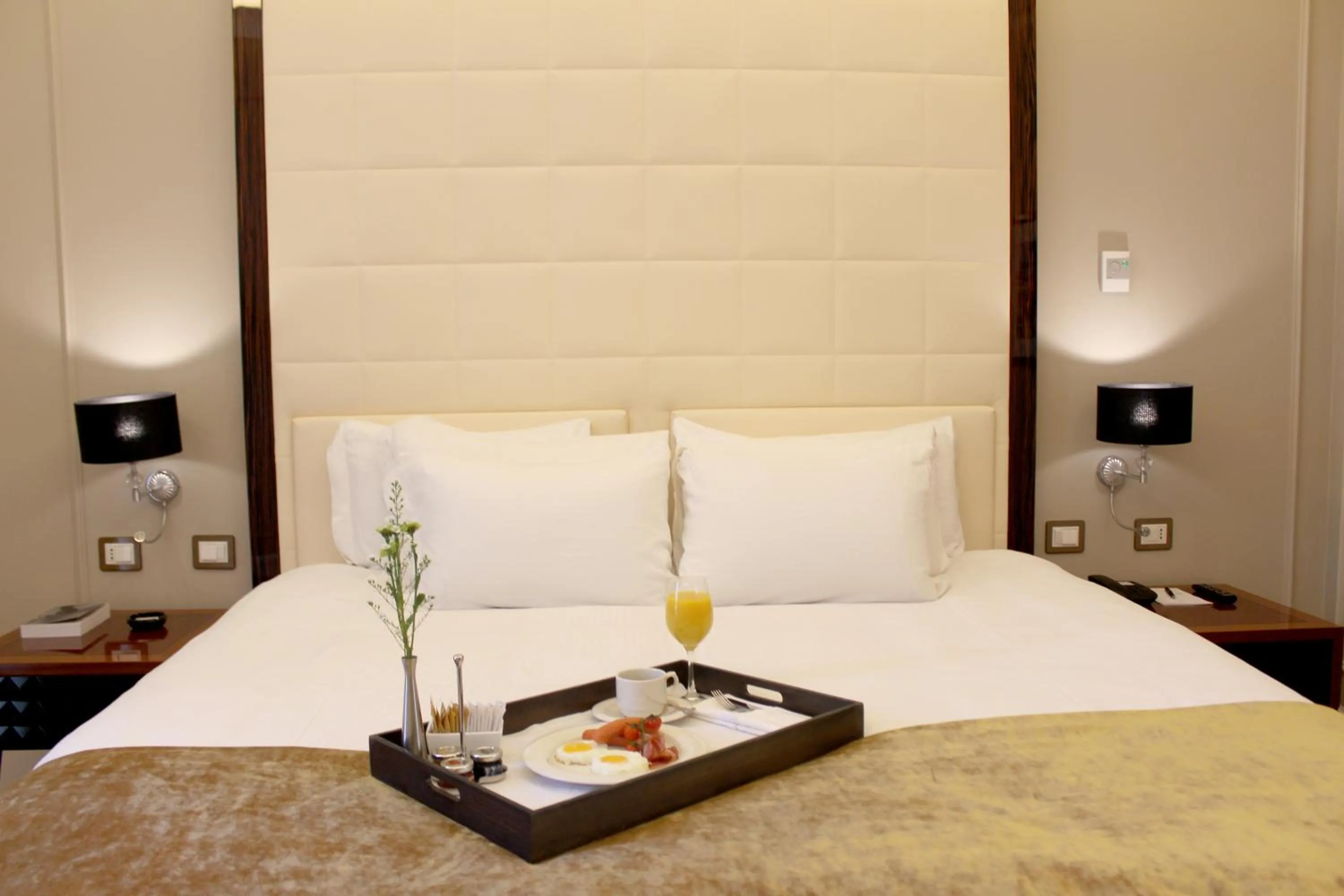 American breakfast, Bed in Grand Hotel Yerevan - Small Luxury Hotels of the World