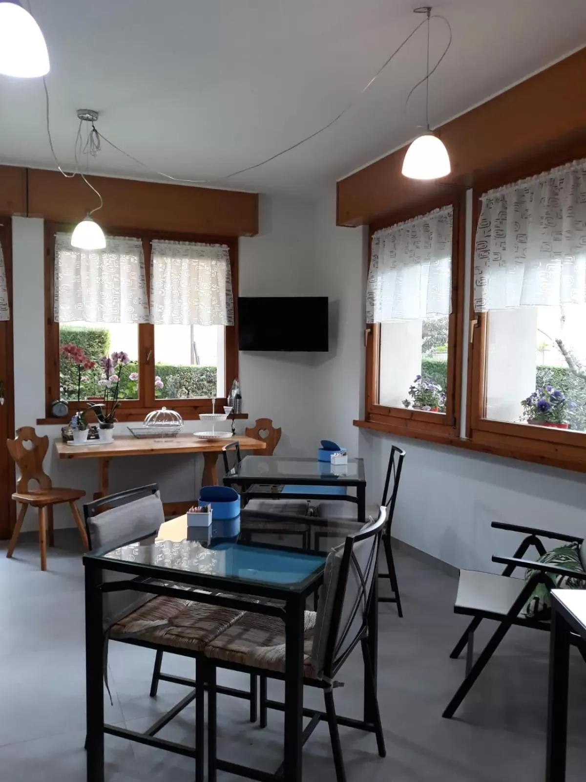 Communal lounge/ TV room in Il Sole e la Luna B&B in Garda