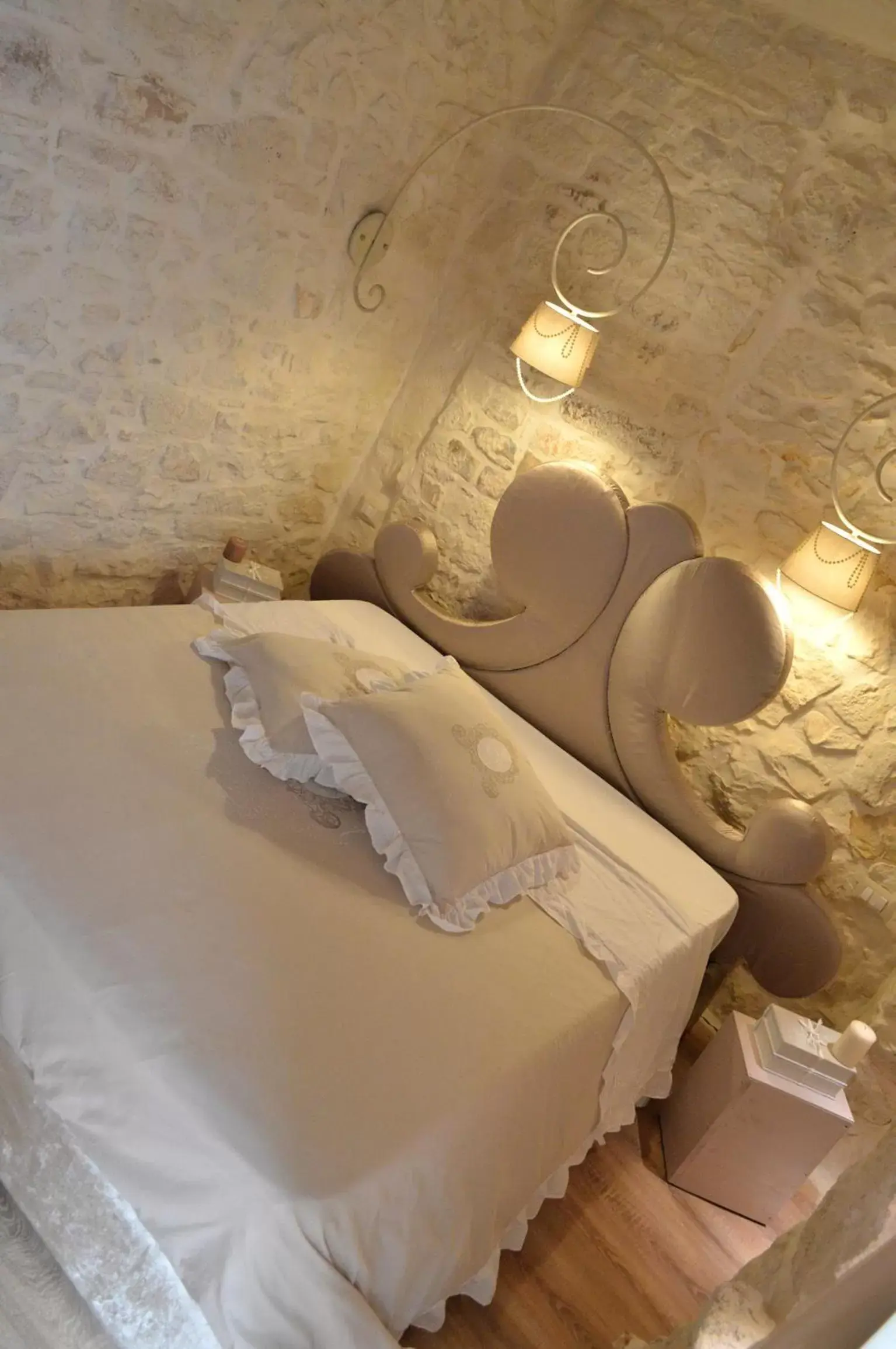 Decorative detail, Bed in Albergo Diffuso Dimora Rossi