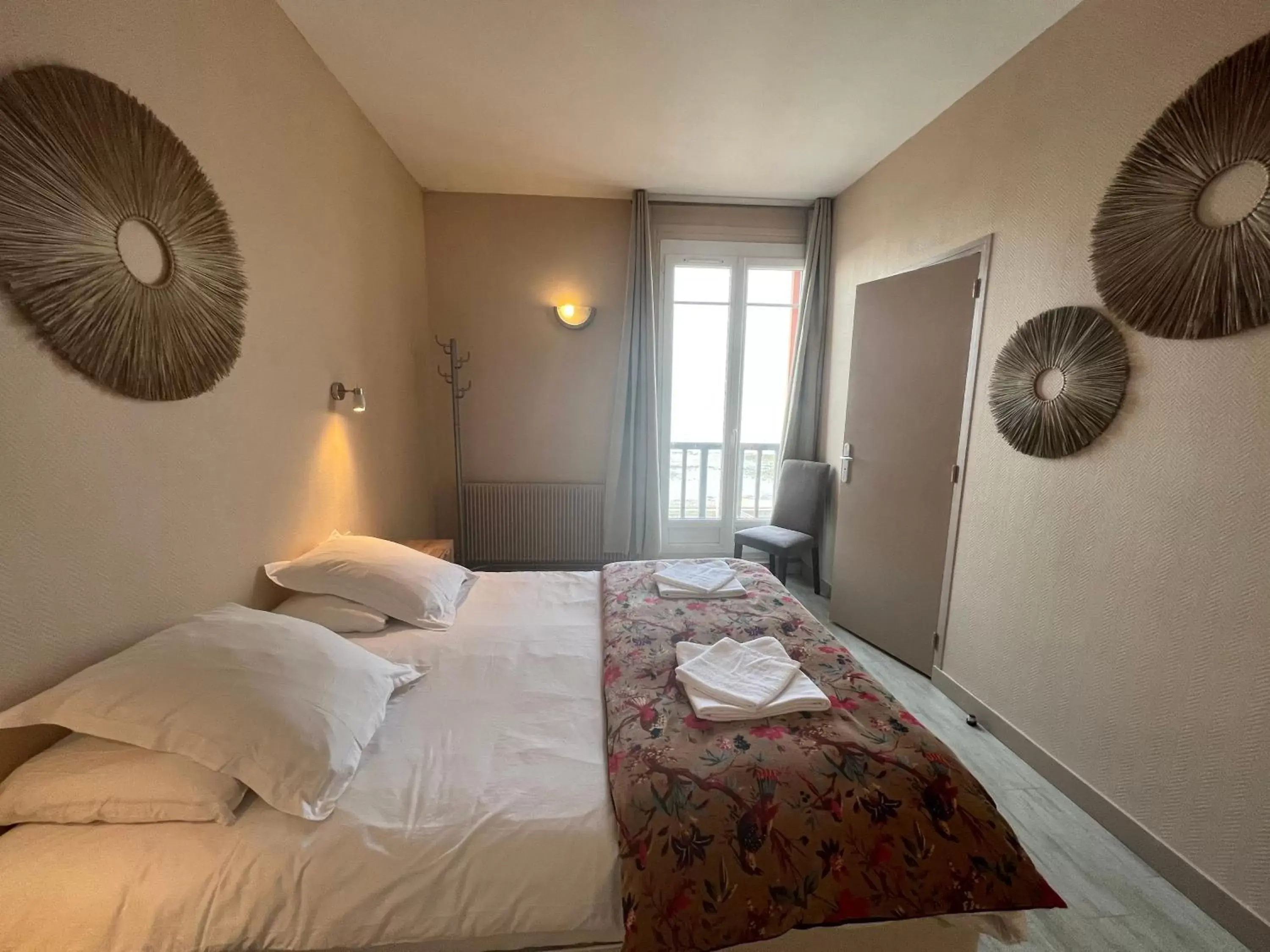 Photo of the whole room, Bed in La Maison Des Galets sur le front de mer