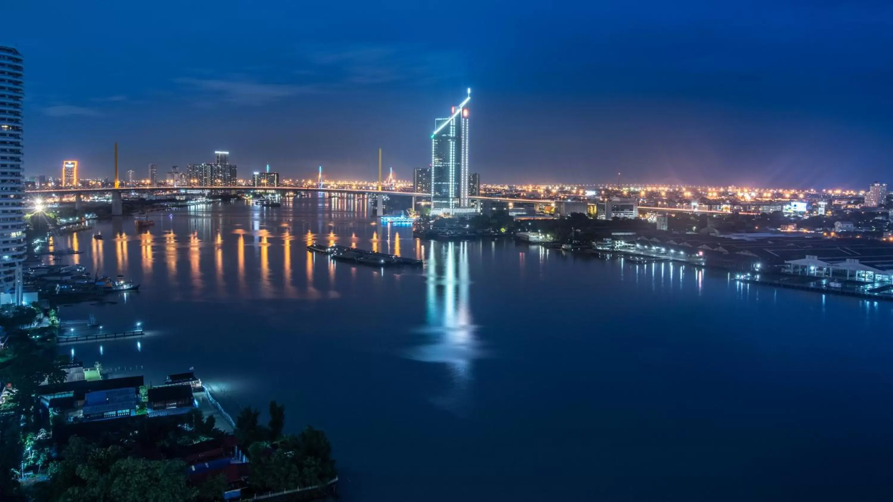 River view in Montien Riverside Hotel Bangkok