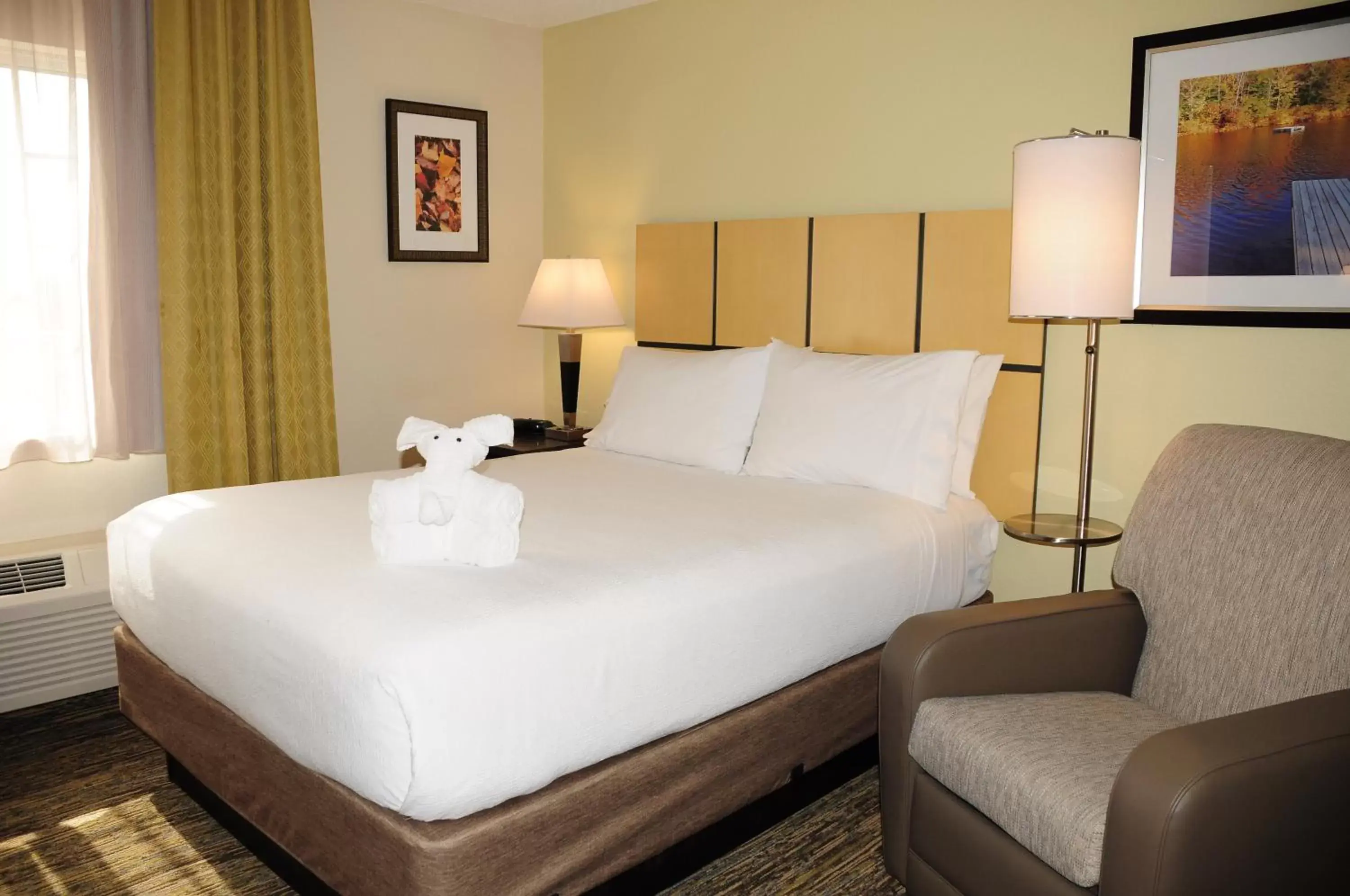 Photo of the whole room, Bed in Candlewood Suites Washington-Dulles Herndon, an IHG Hotel