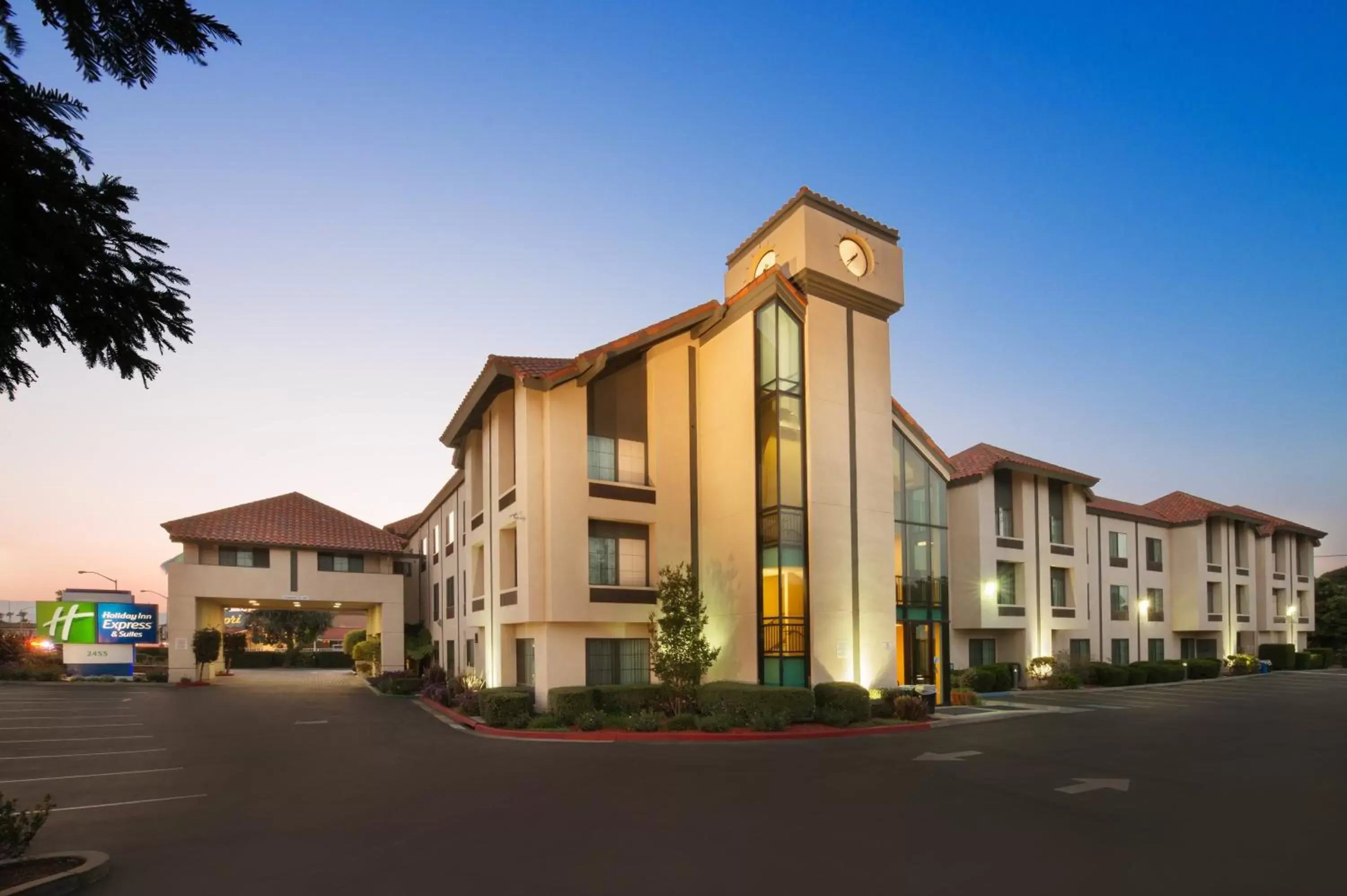 Property Building in Holiday Inn Express Hotel & Suites Santa Clara - Silicon Valley, an IHG Hotel