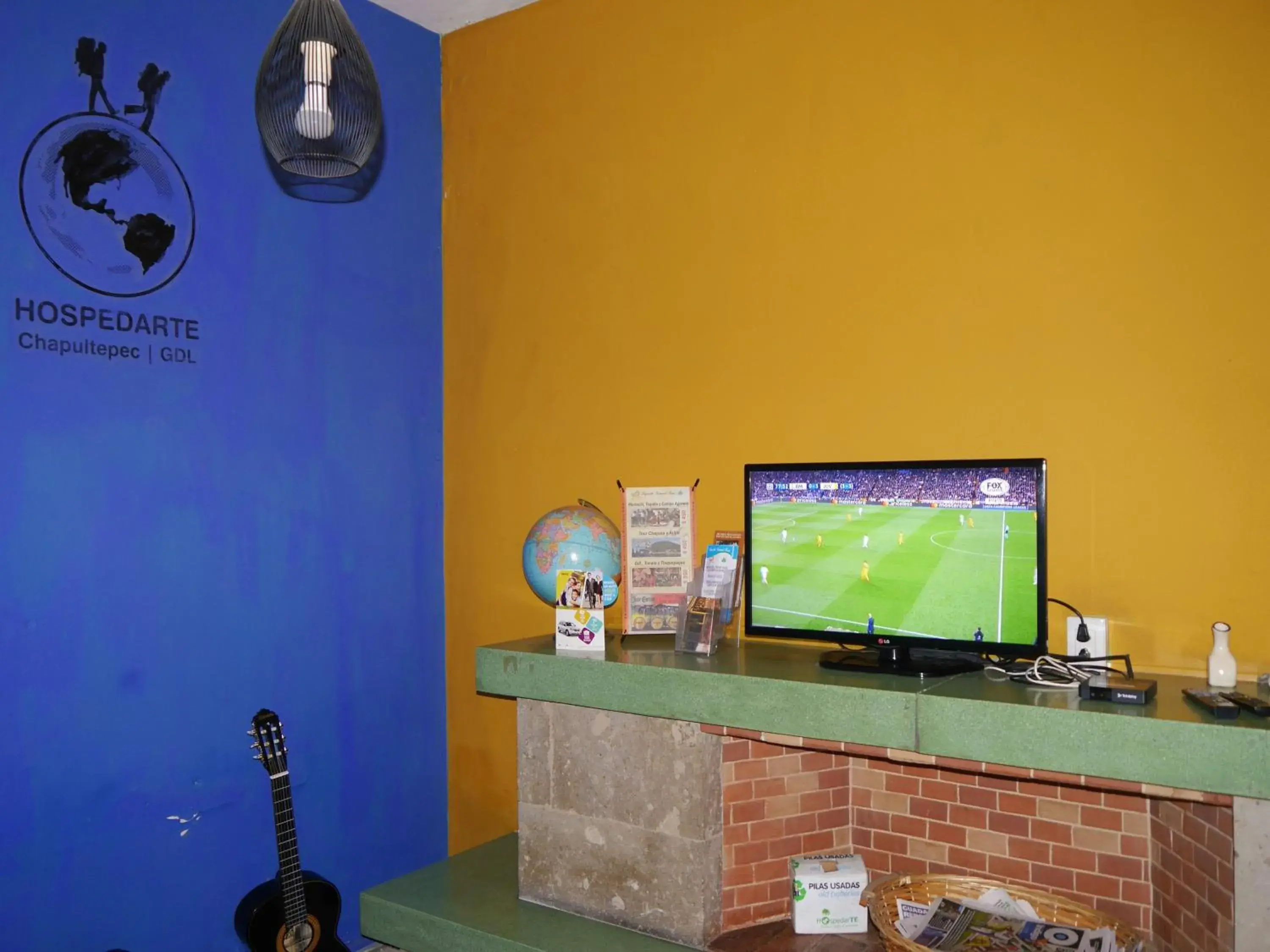 Communal lounge/ TV room, TV/Entertainment Center in Hostel Hospedarte Chapultepec