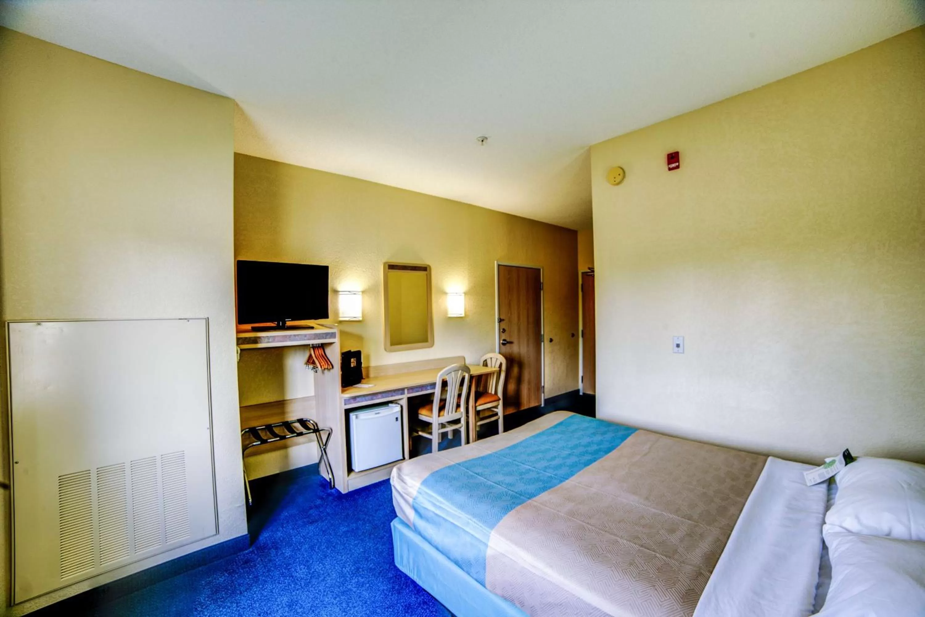 TV and multimedia, Bed in Motel 6-Huntsville, ON