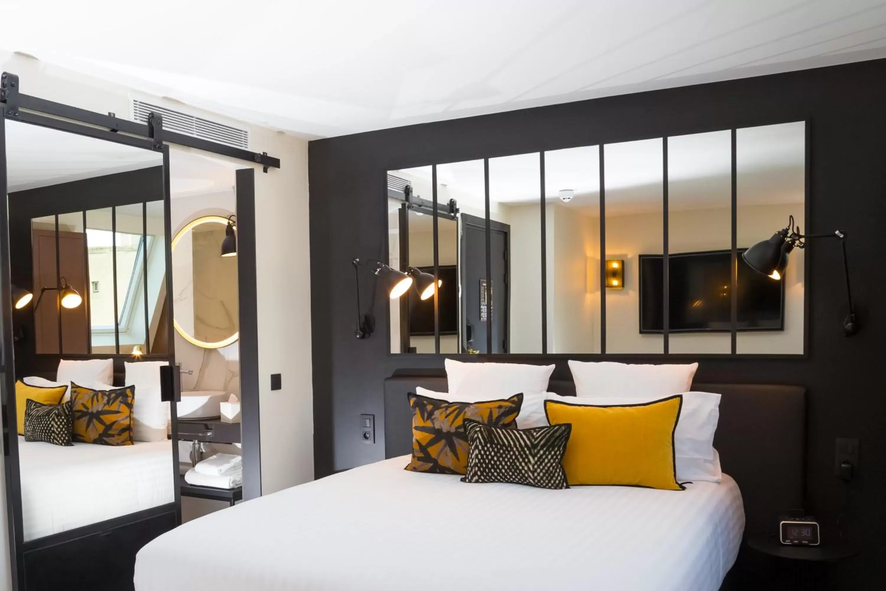 Bedroom, Bed in Laz' Hotel Spa Urbain Paris
