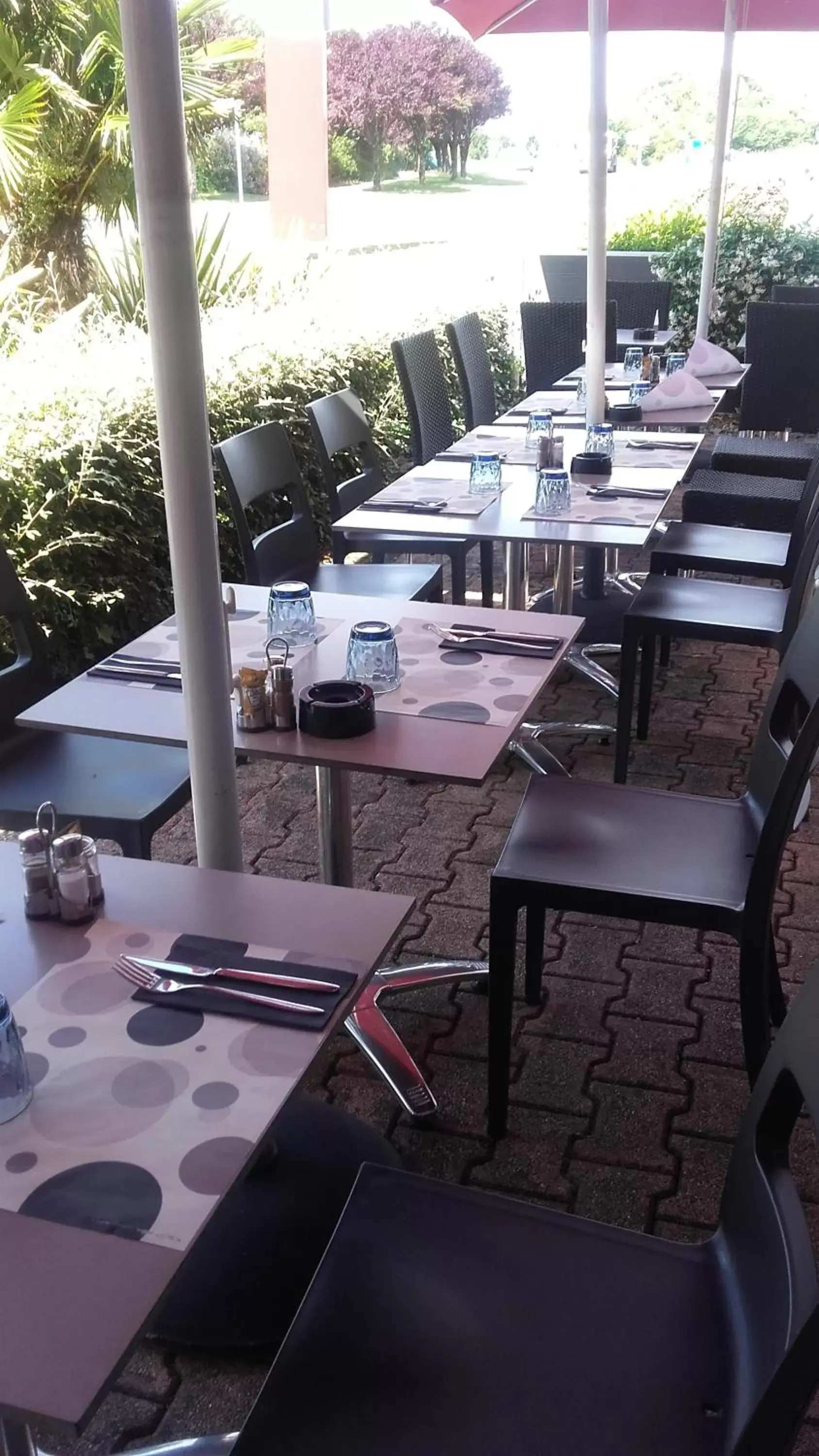 Patio, Restaurant/Places to Eat in Brit Hotel La Rochelle Périgny