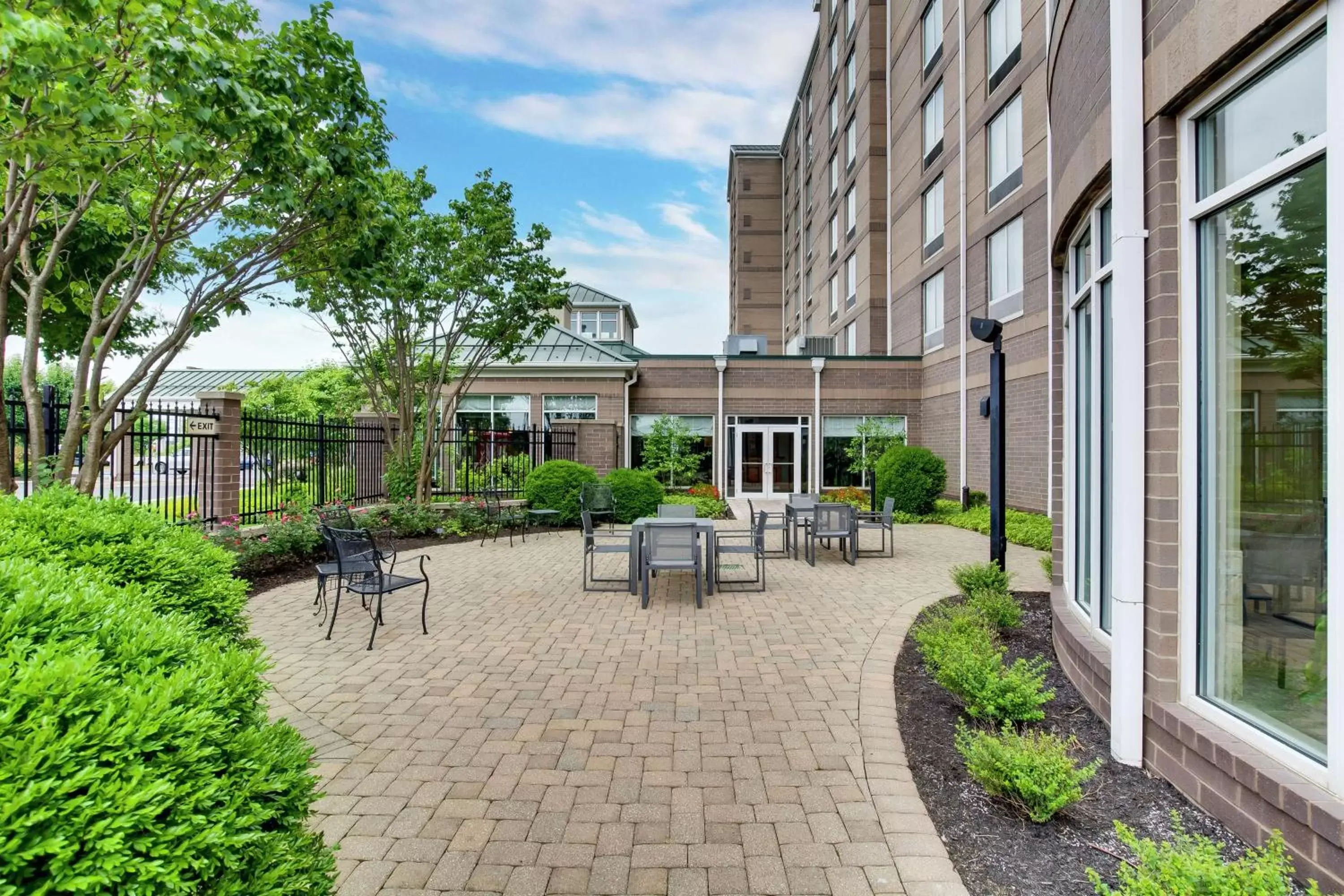 Patio, Property Building in Hilton Garden Inn Louisville Airport