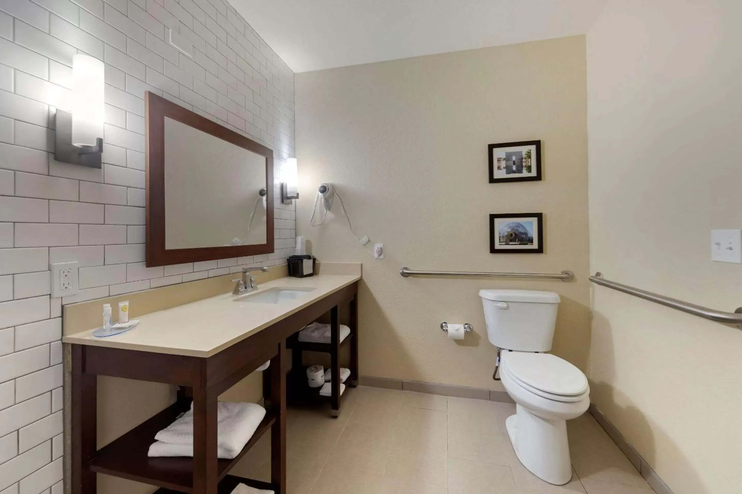 Photo of the whole room, Bathroom in Comfort Inn & Suites Harrah