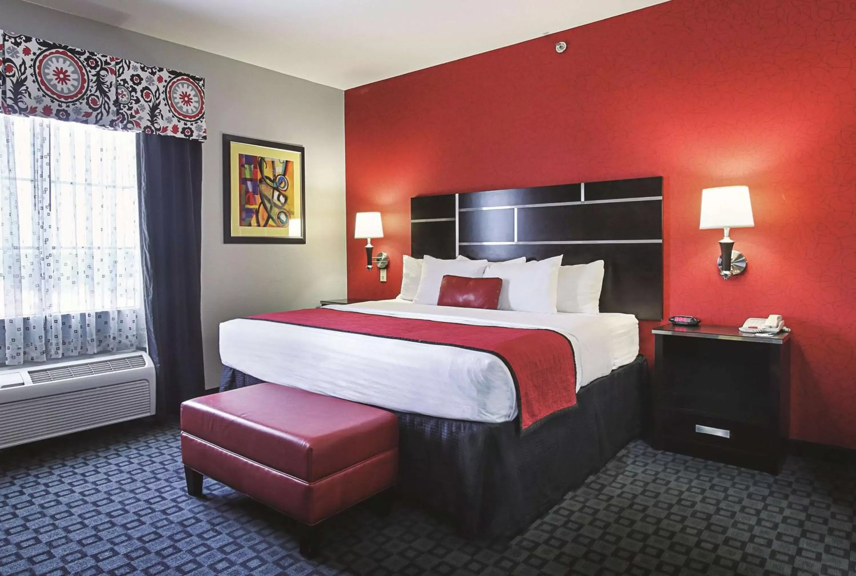 Bed in La Quinta Inn & Suites by Wyndham South Dallas - Hutchins