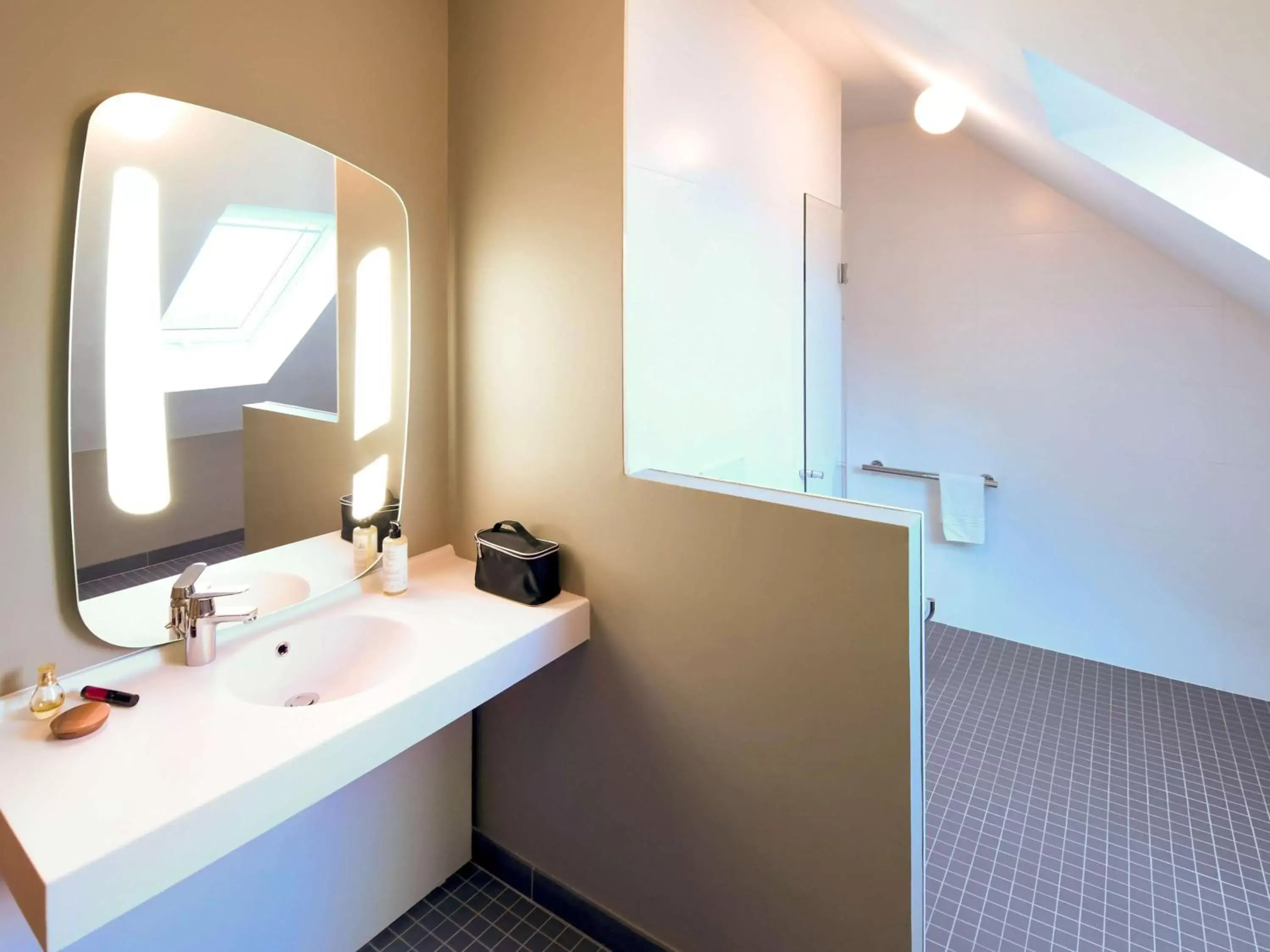 Photo of the whole room, Bathroom in ibis Brest Kergaradec