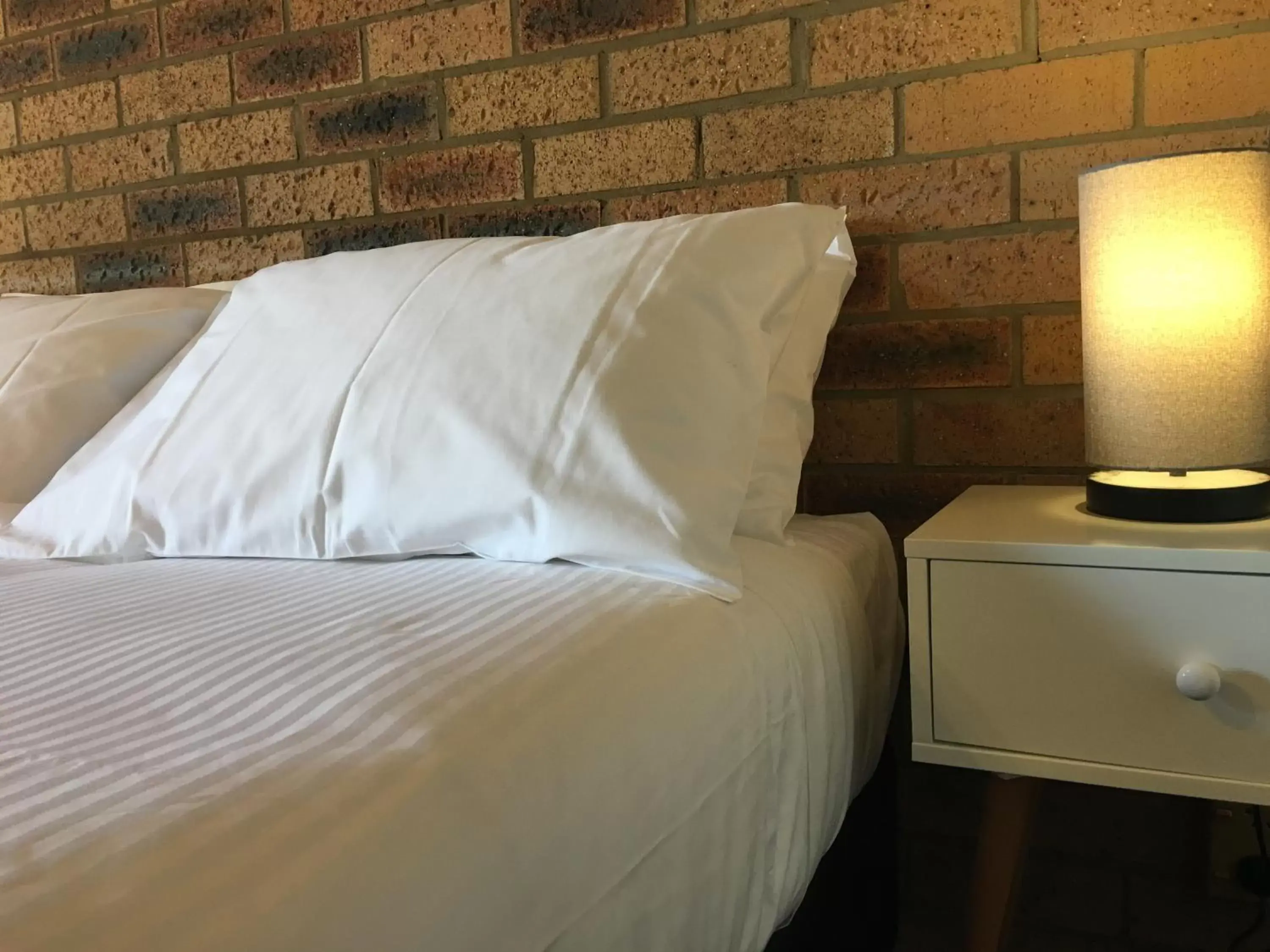 Bed in Bega Downs Motor Inn