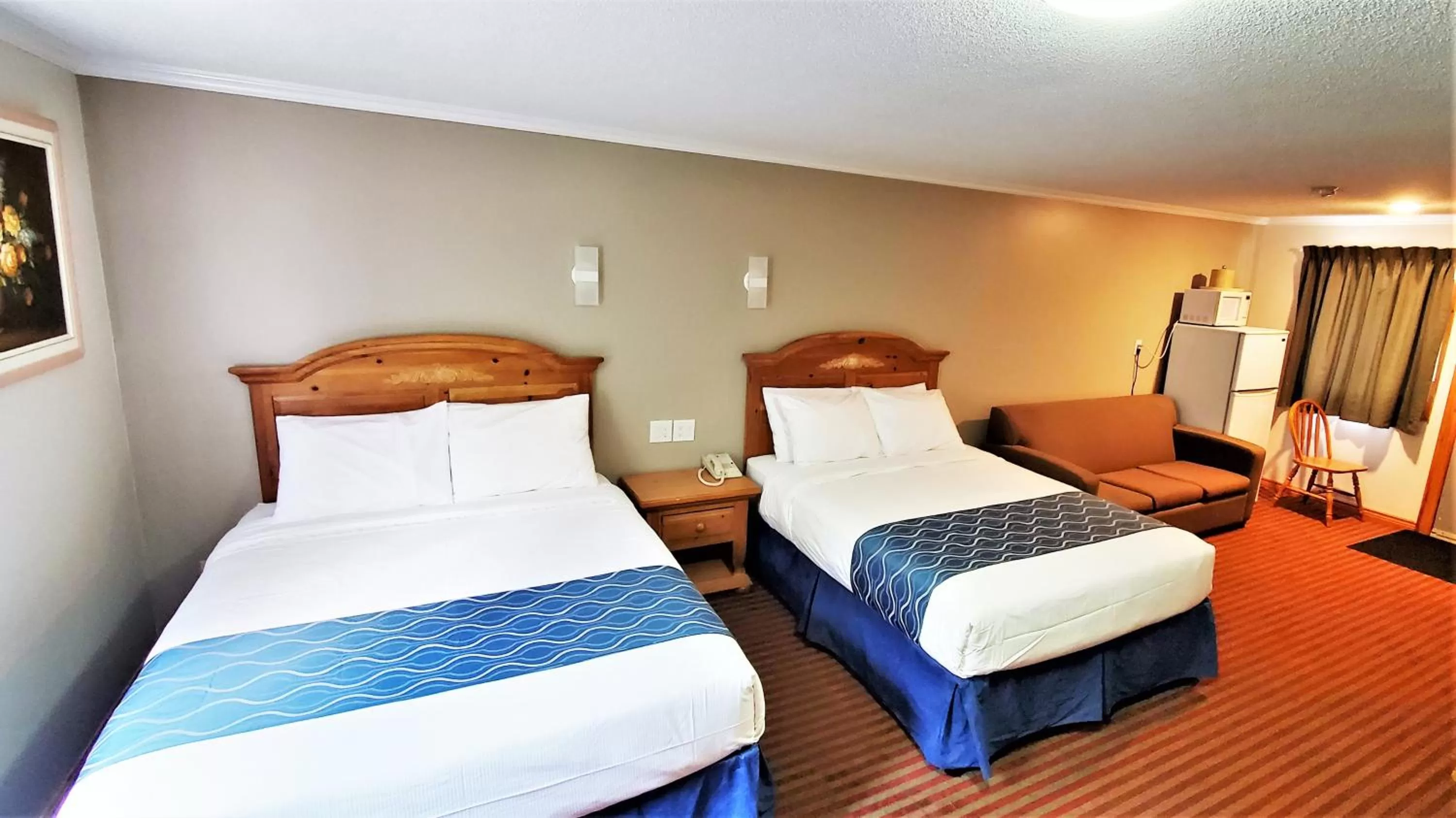 Bed in Knights Inn Colonial Fireside Inn