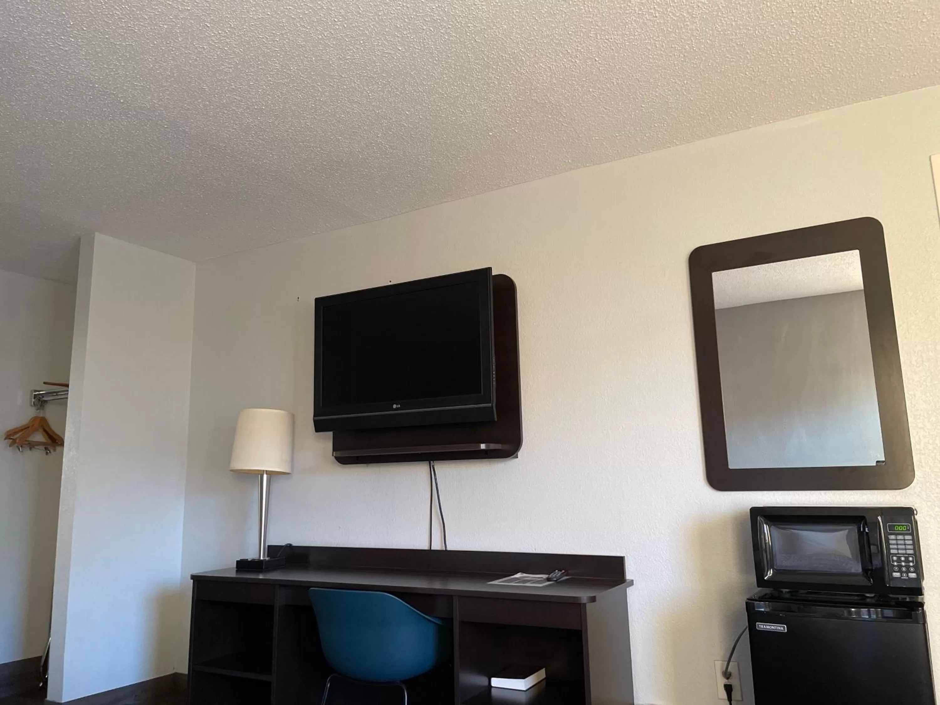 TV and multimedia in Motel 6 Birmingham, AL - Medical Center - Inverness Hwy 280