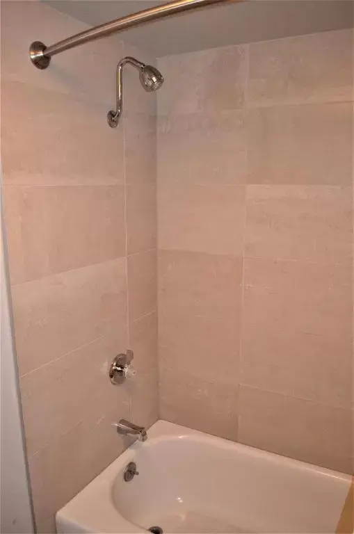 Shower, Bathroom in Shilo Inns Suites The Dalles