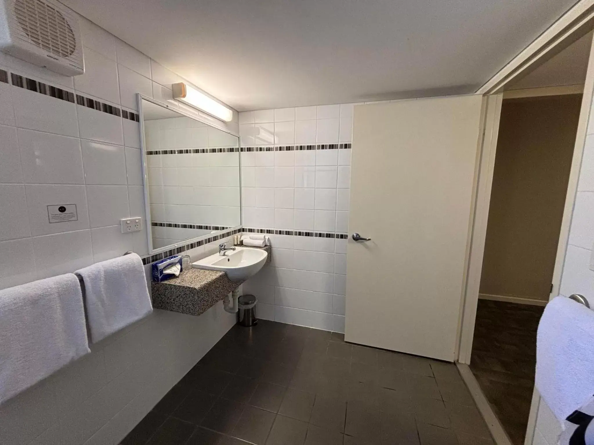 Facility for disabled guests, Bathroom in Geraldton Motor Inn