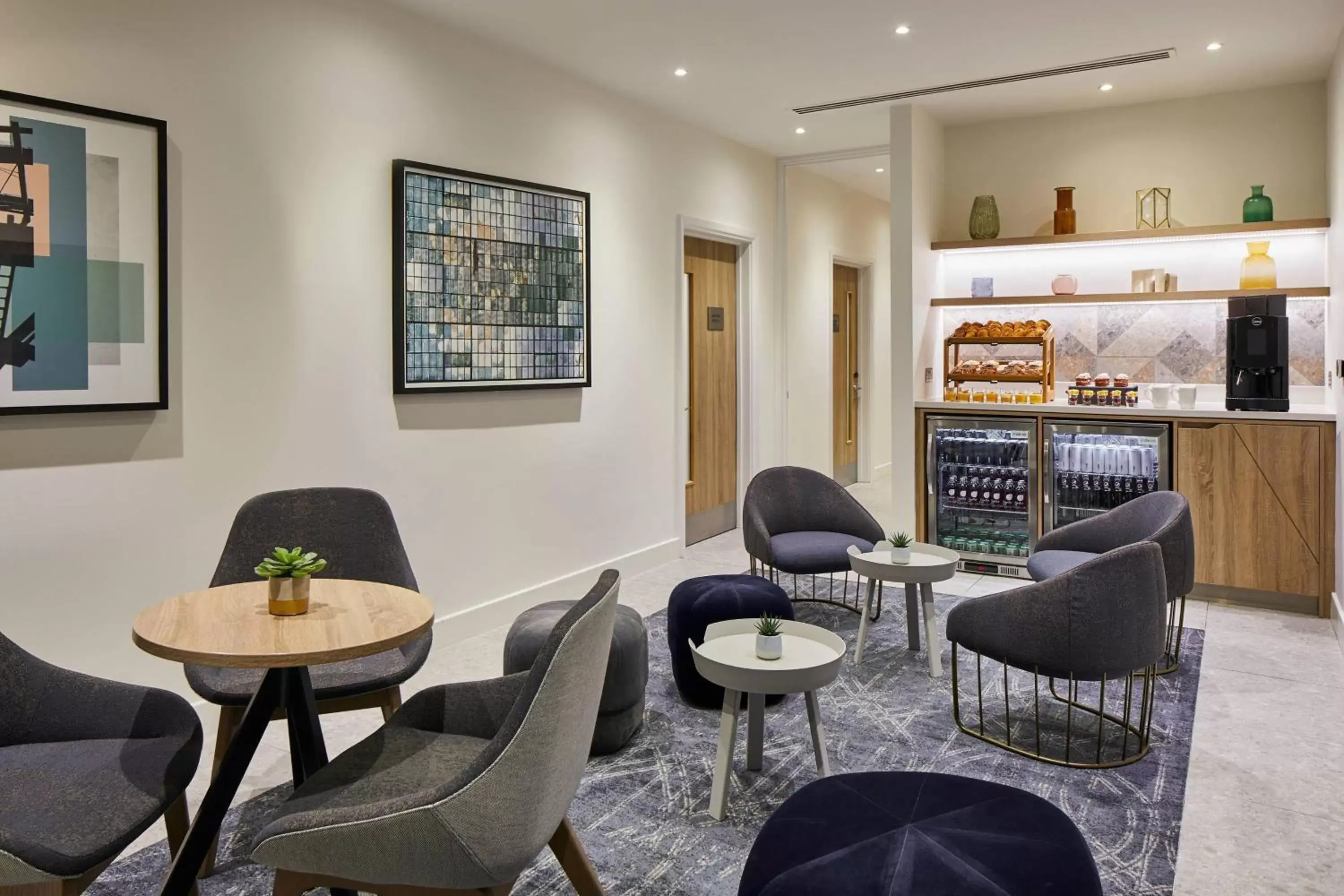 Meeting/conference room, Lounge/Bar in Courtyard by Marriott London City Airport
